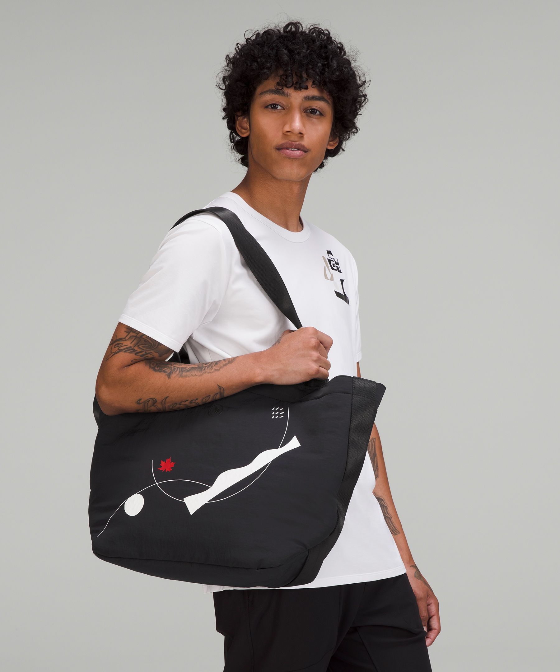 lululemon ★カナダ限定デザイン★Team Canada Clean Line Bag lululemon ☆カナダ限定デザイン☆Team Canada Clean Line Bag