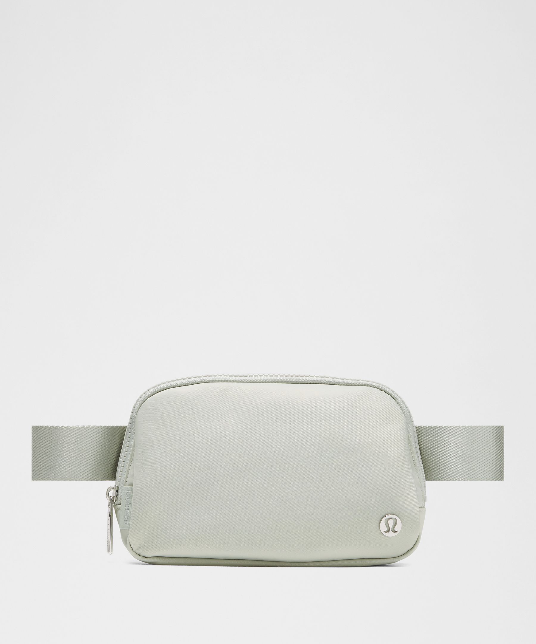 lululemon – Everywhere Belt Bag 1L – Color Silver/White