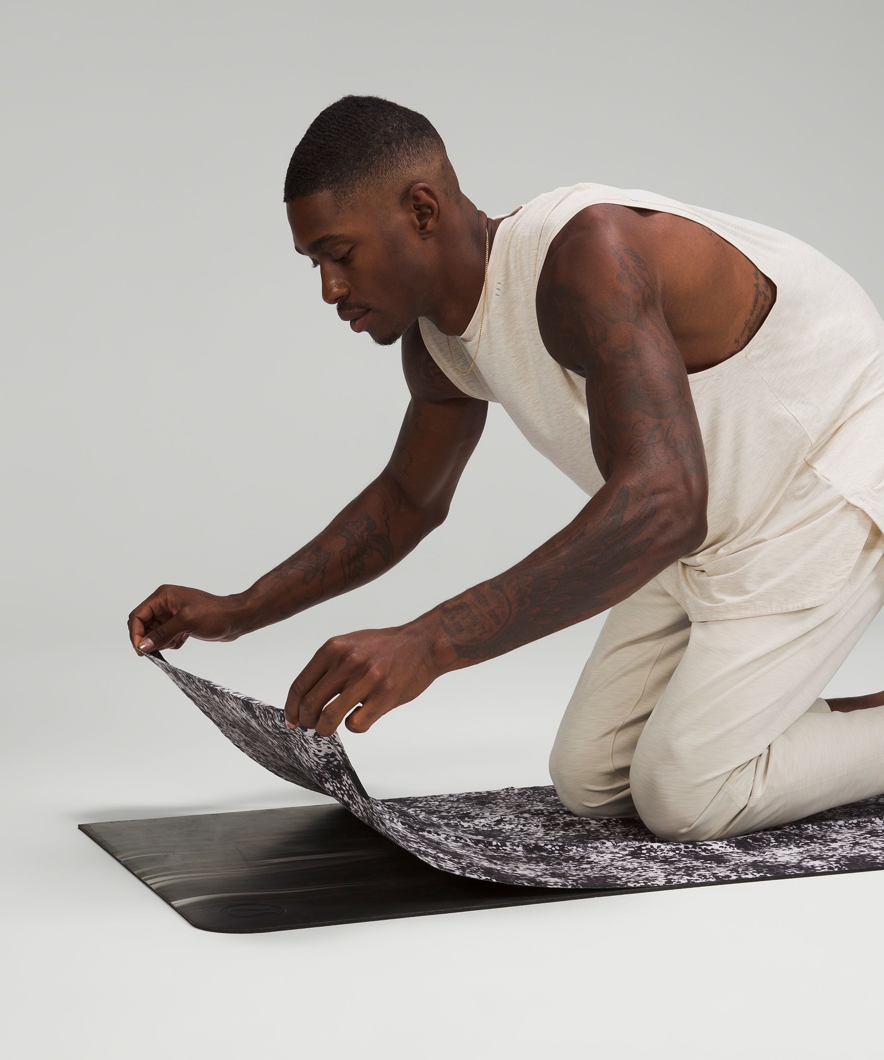 Lululemon The Hot (Towel) Mat - Paris Perfection / Deep Coal