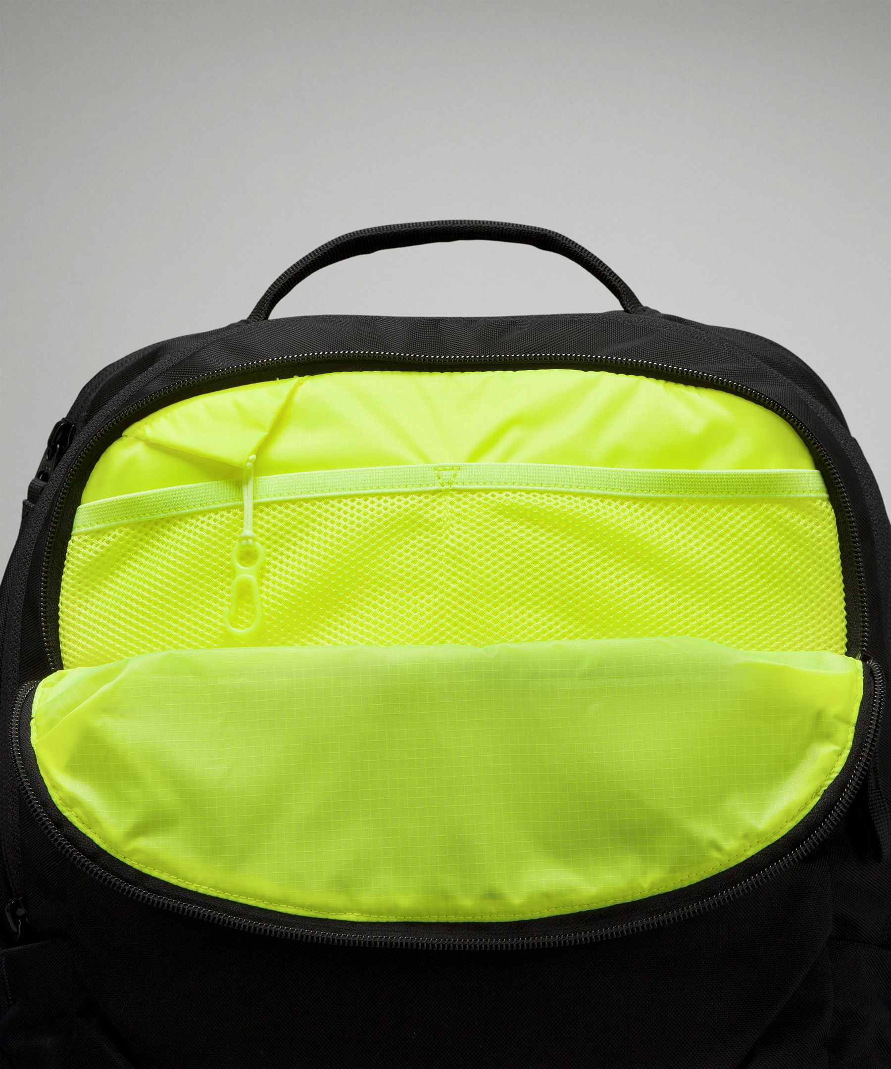 トリプルジップバックパック 28L | バッグ | Lululemon JP