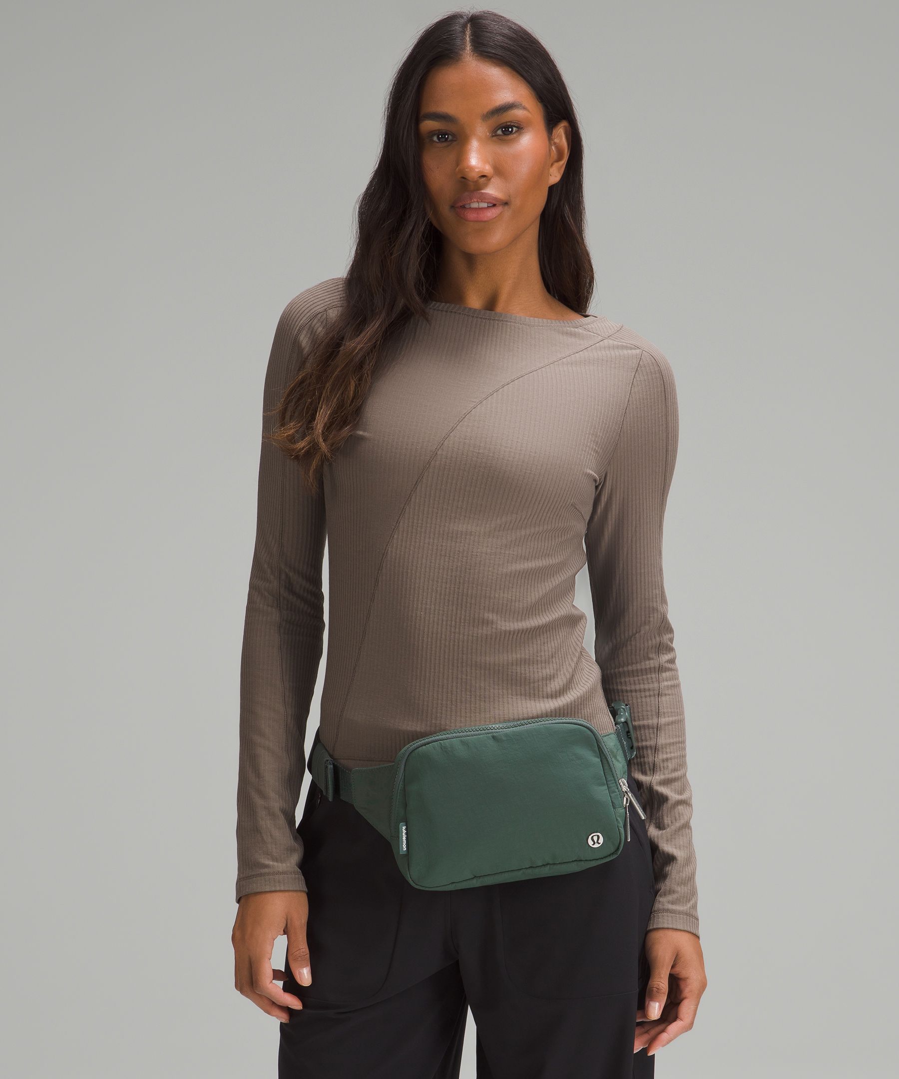 Review: Lululemon Everywhere Belt Bag 1L vs 2L - Elle Blogs