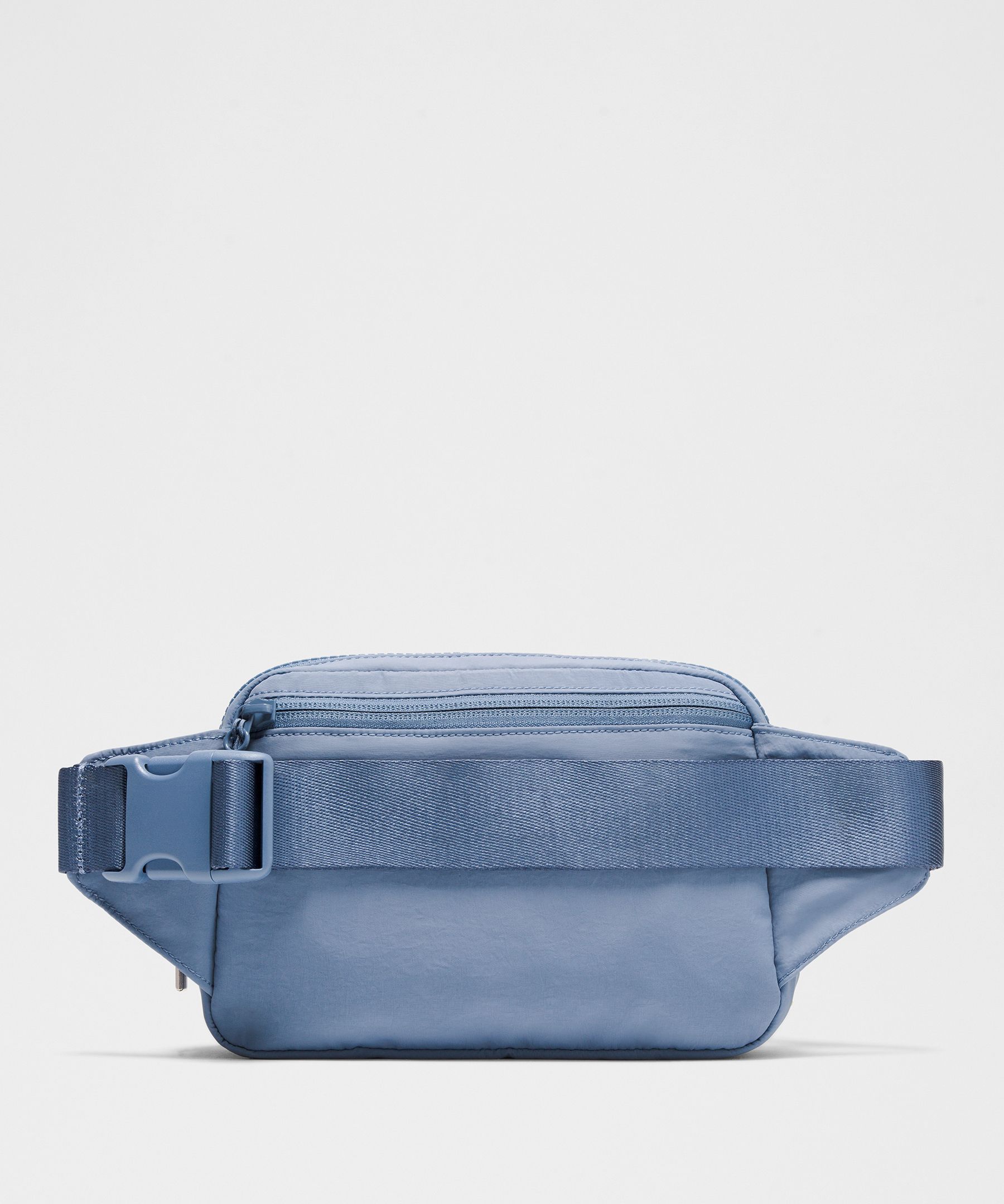 LULULEMON LULULEMON - EVERYWHERE BELT BAG LARGE WITH LONG STRAP 2L - BLUE/WASHED DENIM 