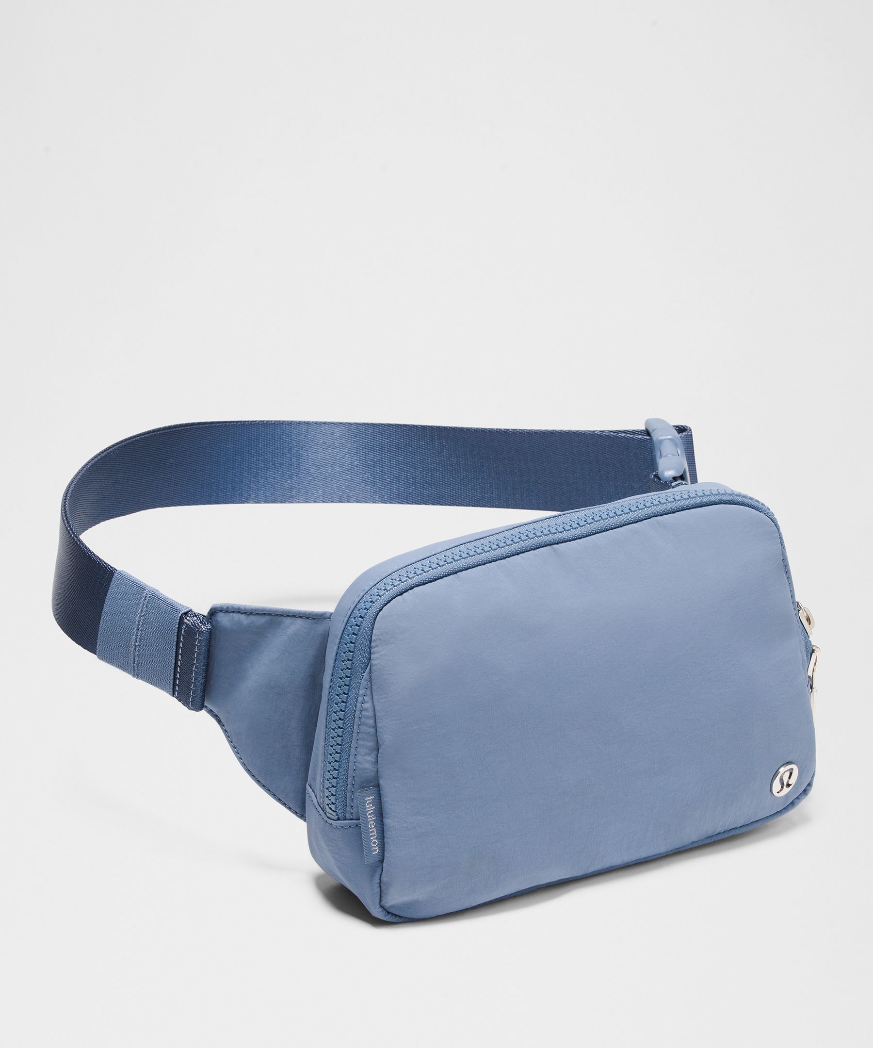 LULULEMON LULULEMON - EVERYWHERE BELT BAG LARGE WITH LONG STRAP 2L - BLUE/WASHED DENIM 