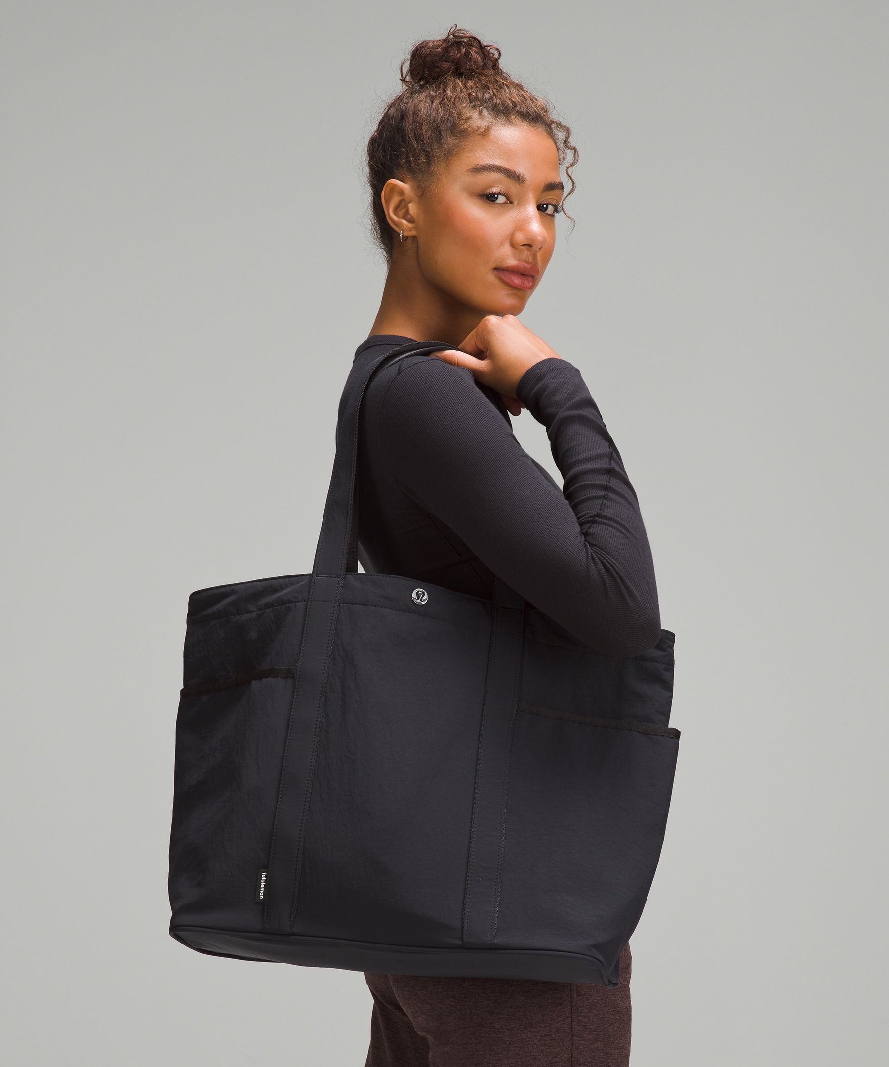 ad REVIEWING THE DAILY MULTI-POCKET CANVAS TOTE BAG