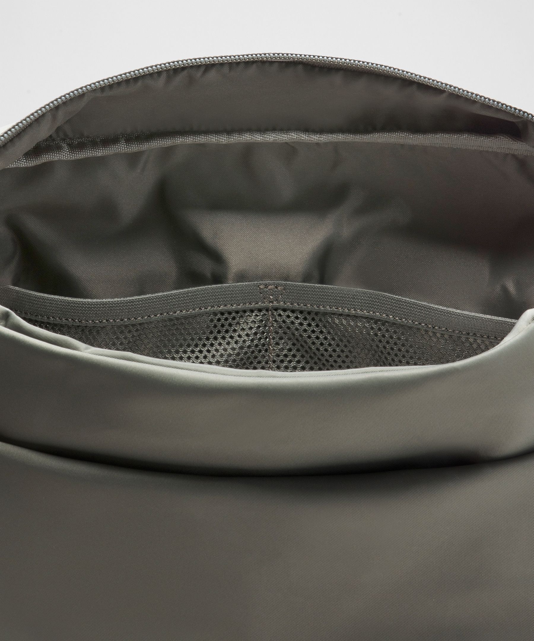 Lululemon Wunderlust Messenger Bag 6.5l