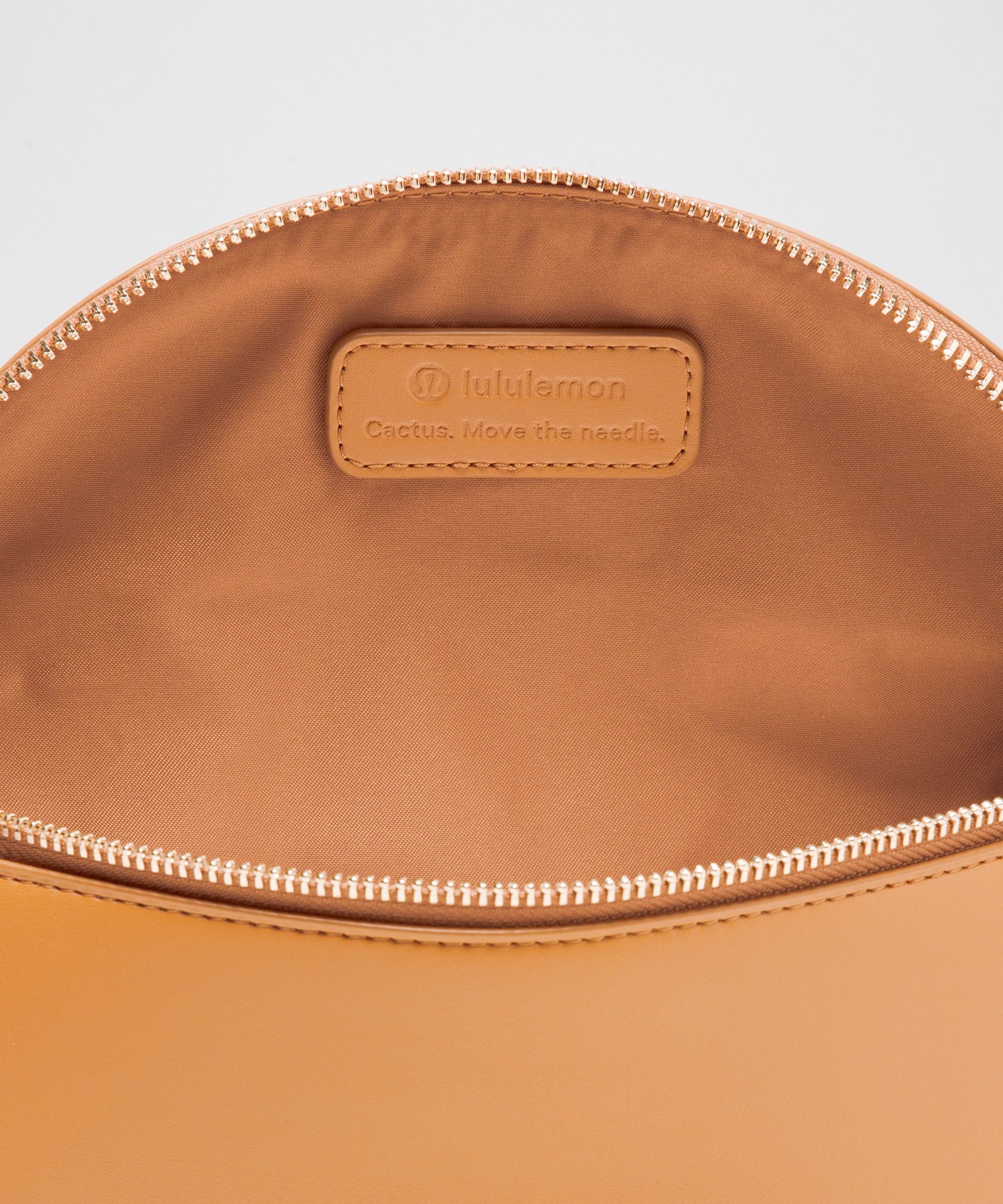 LULULEMON LULULEMON - LEATHER ALTERNATIVE SADDLE CROSSBODY BAG 2L - ORANGE/CHESTNUT BROWN/GOLD 