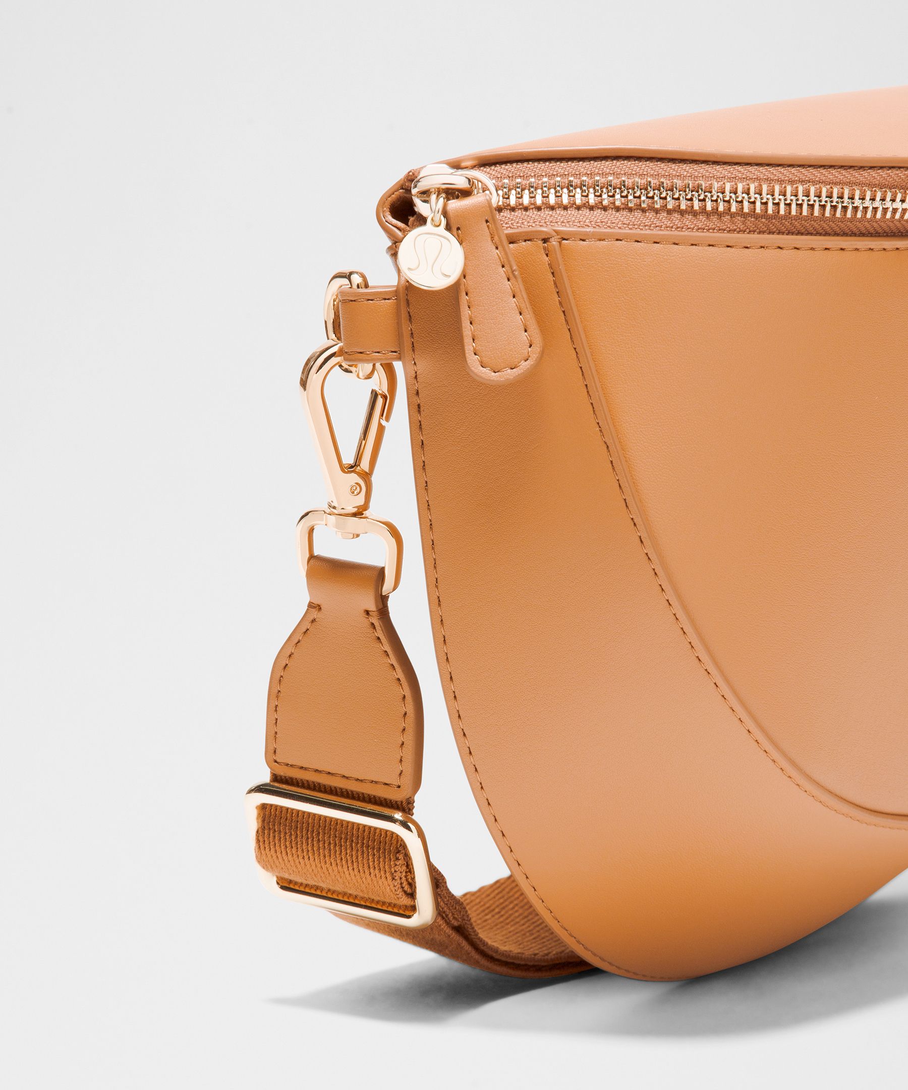 LULULEMON LULULEMON - LEATHER ALTERNATIVE SADDLE CROSSBODY BAG 2L - ORANGE/CHESTNUT BROWN/GOLD 