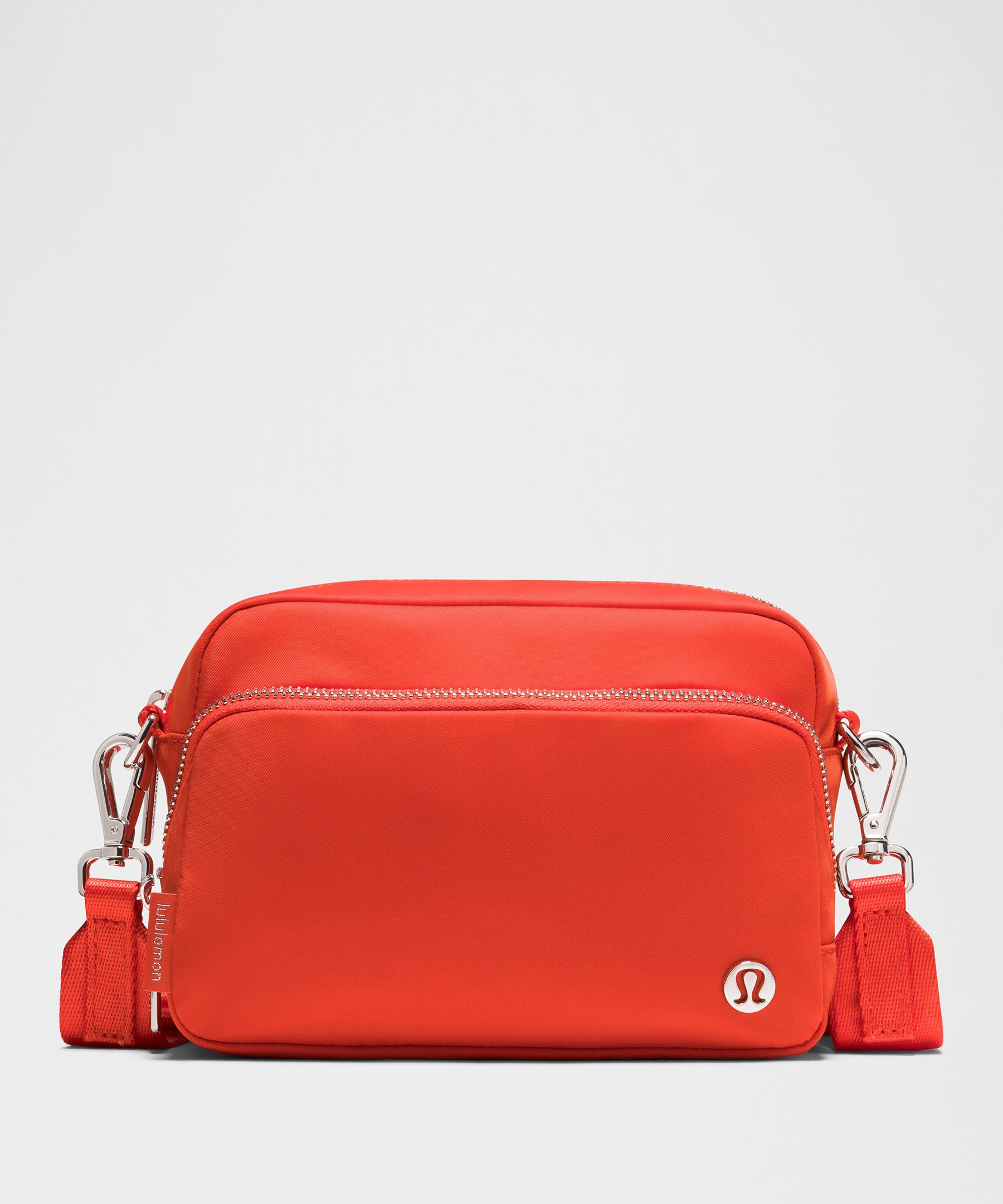lululemon – Everywhere Crossbody Bag 2L Metal Hardware – Color Silver/Red