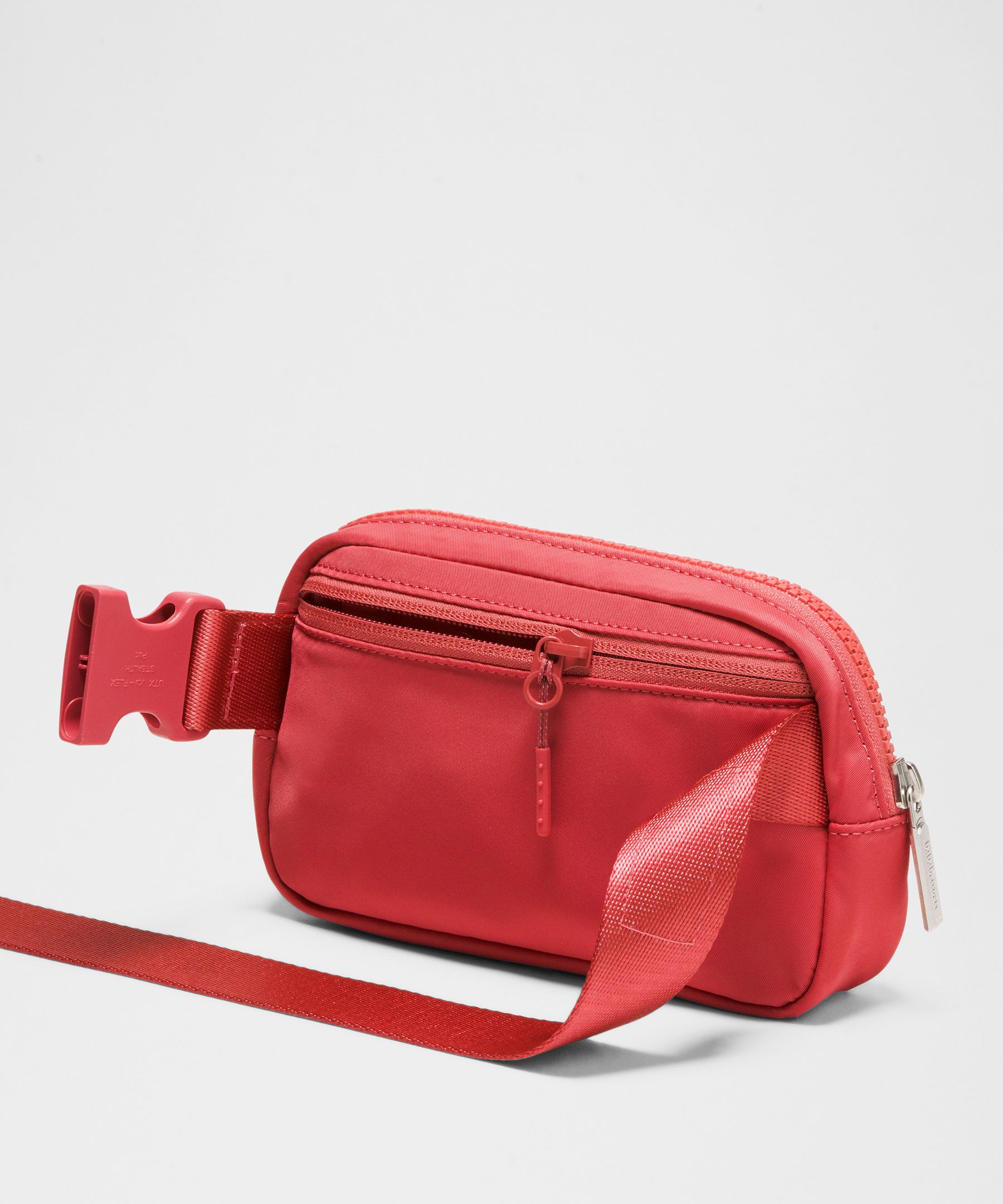 ★lululemon x チームカナダ★ ミニ・ベルトバッグ LULULEMON Team Canada Future Legacy Mini Belt Bag Red 2024
