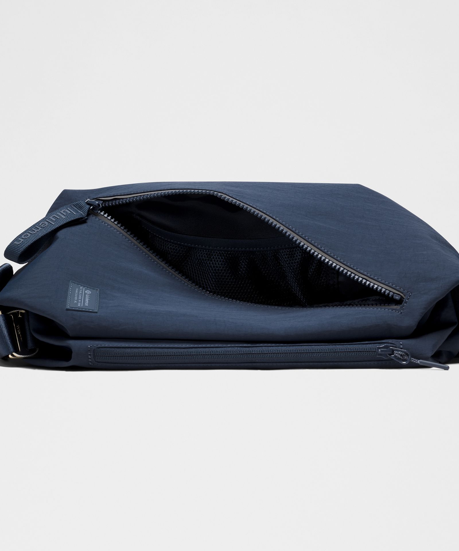 Сумка Lululemon Fast Track Bag 2.0 объёмом 9 л — фото 4