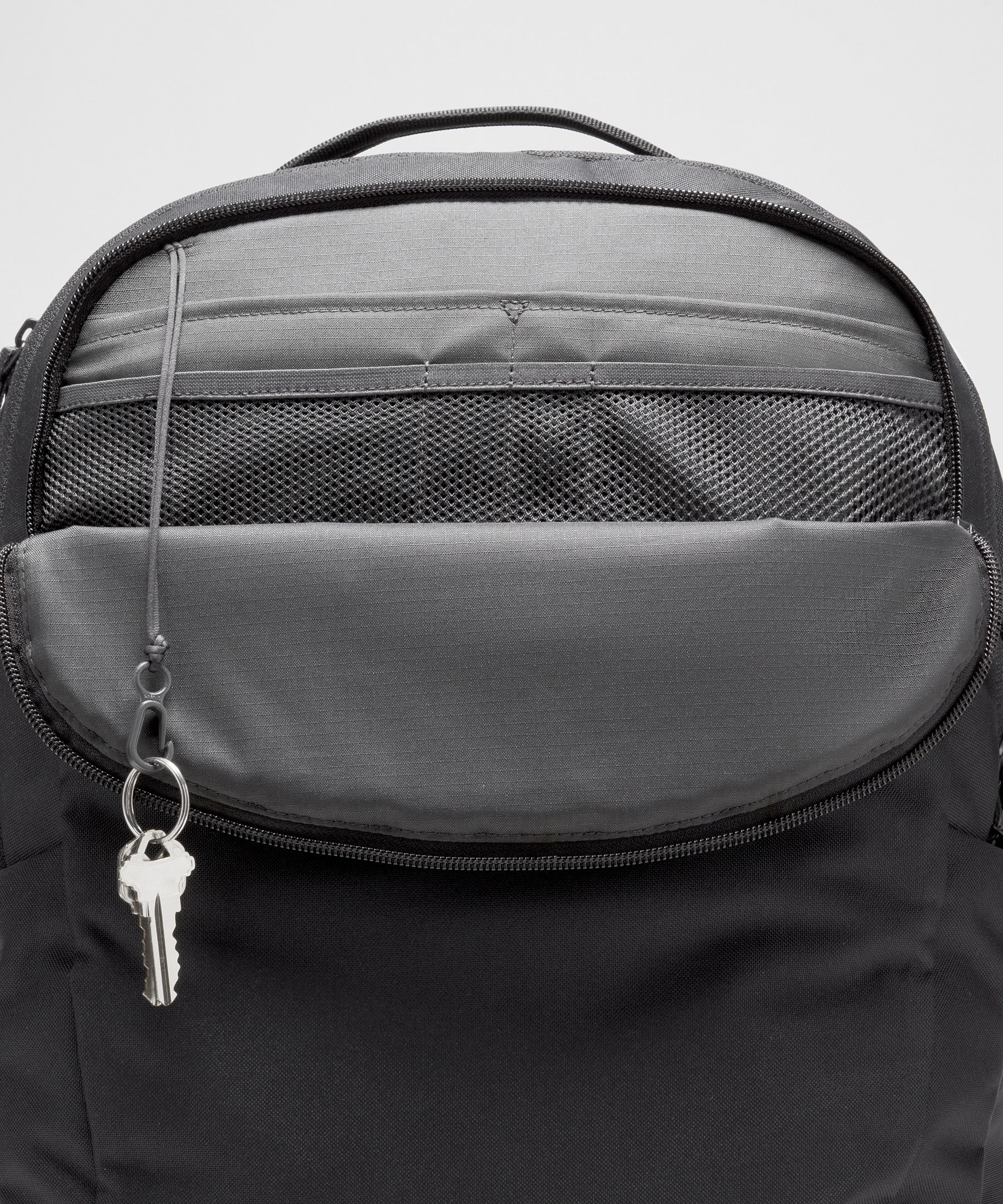 Triple-Zip Backpack 28L *Tech Canvas