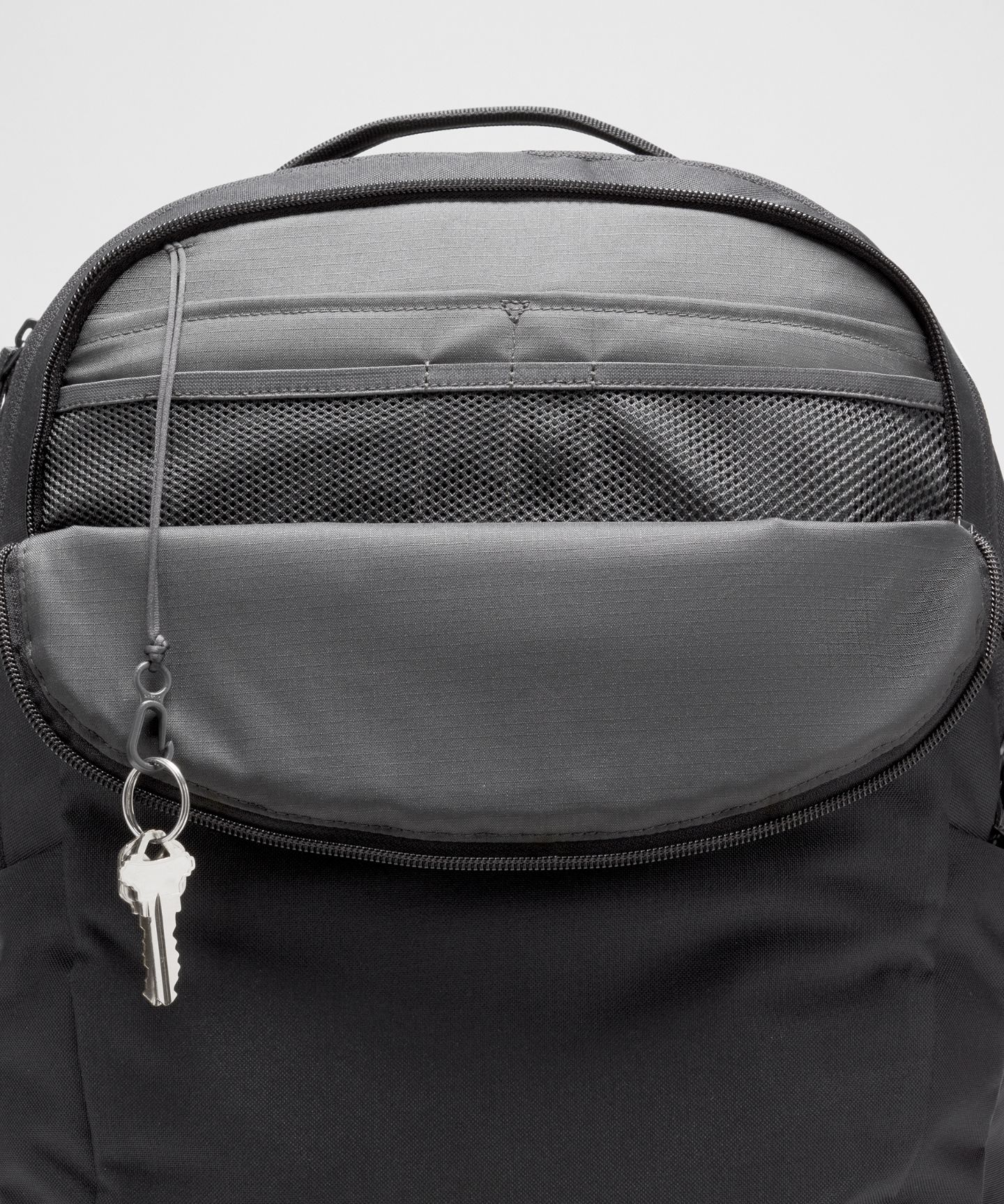 Рюкзак Lululemon Triple-Zip объёмом 28 л, цвет: Чёрный / Графитовый серый — фото 7