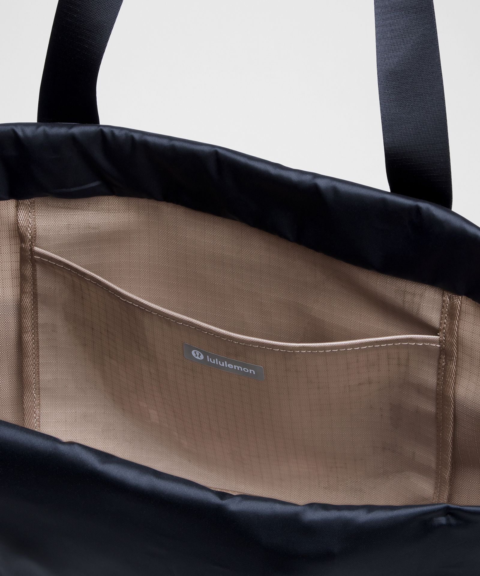 Сумки Lululemon Team Canada Ripstop Cinch-Closure Tote Bag 20L *CPC Logo — фото 4