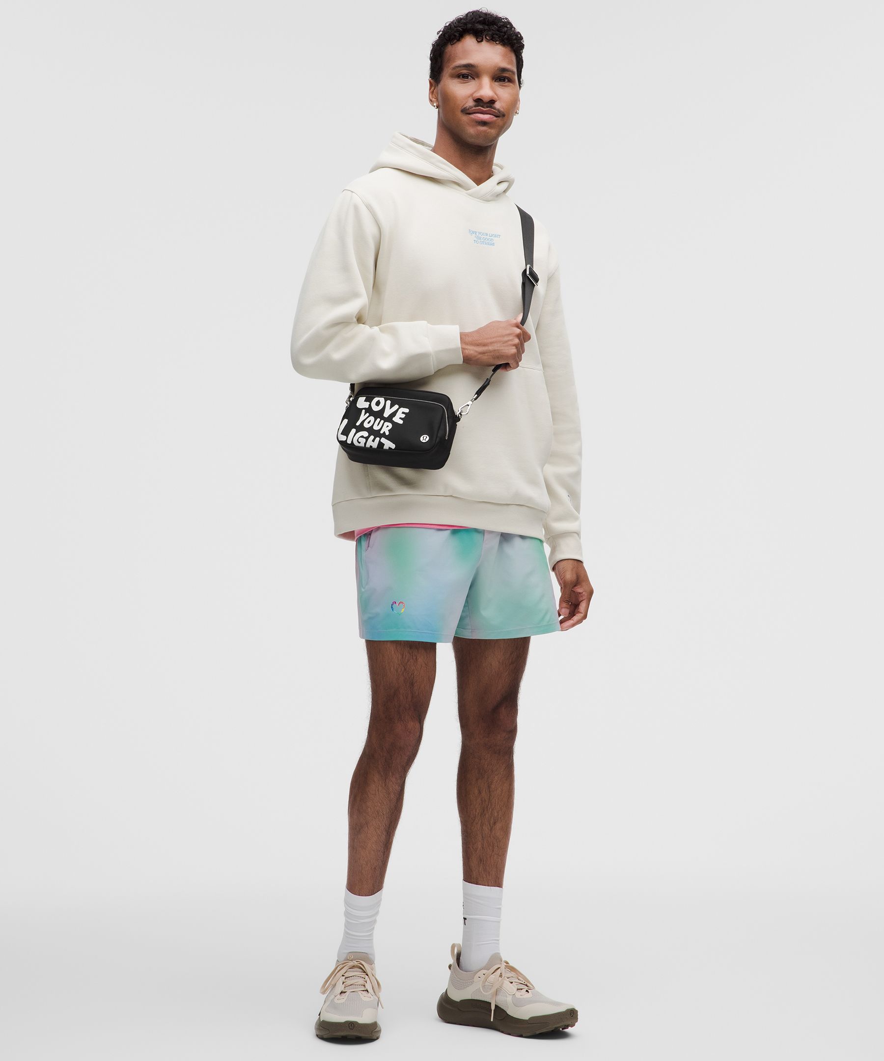Bolsa Everywhere tipo crossbody con gr&aacute;fico 2L *Pride