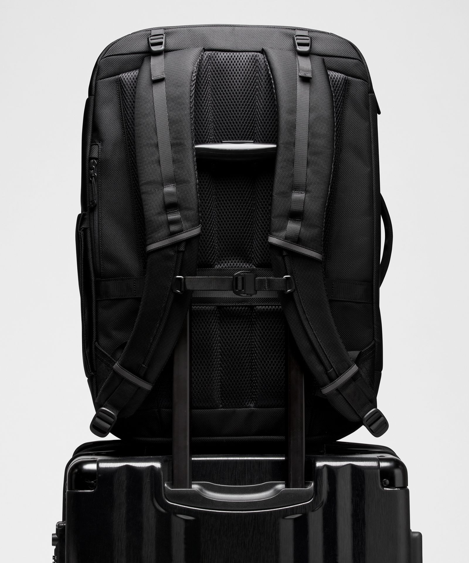 Рюкзак Lululemon Cruiser Travel объёмом 35 л — фото 10