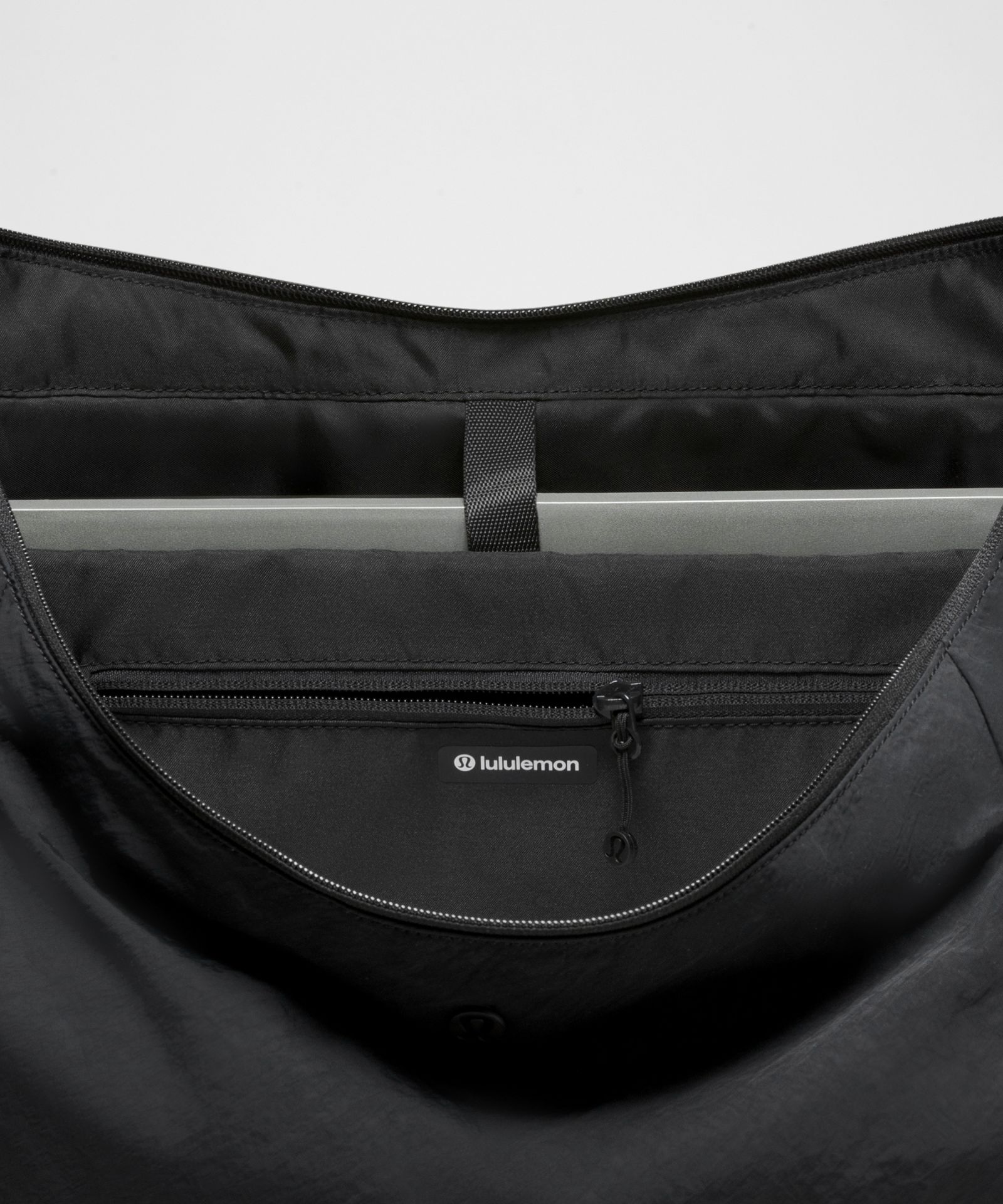 Сумки Lululemon Extra-Large Slouchy Shoulder 24L — фото 6