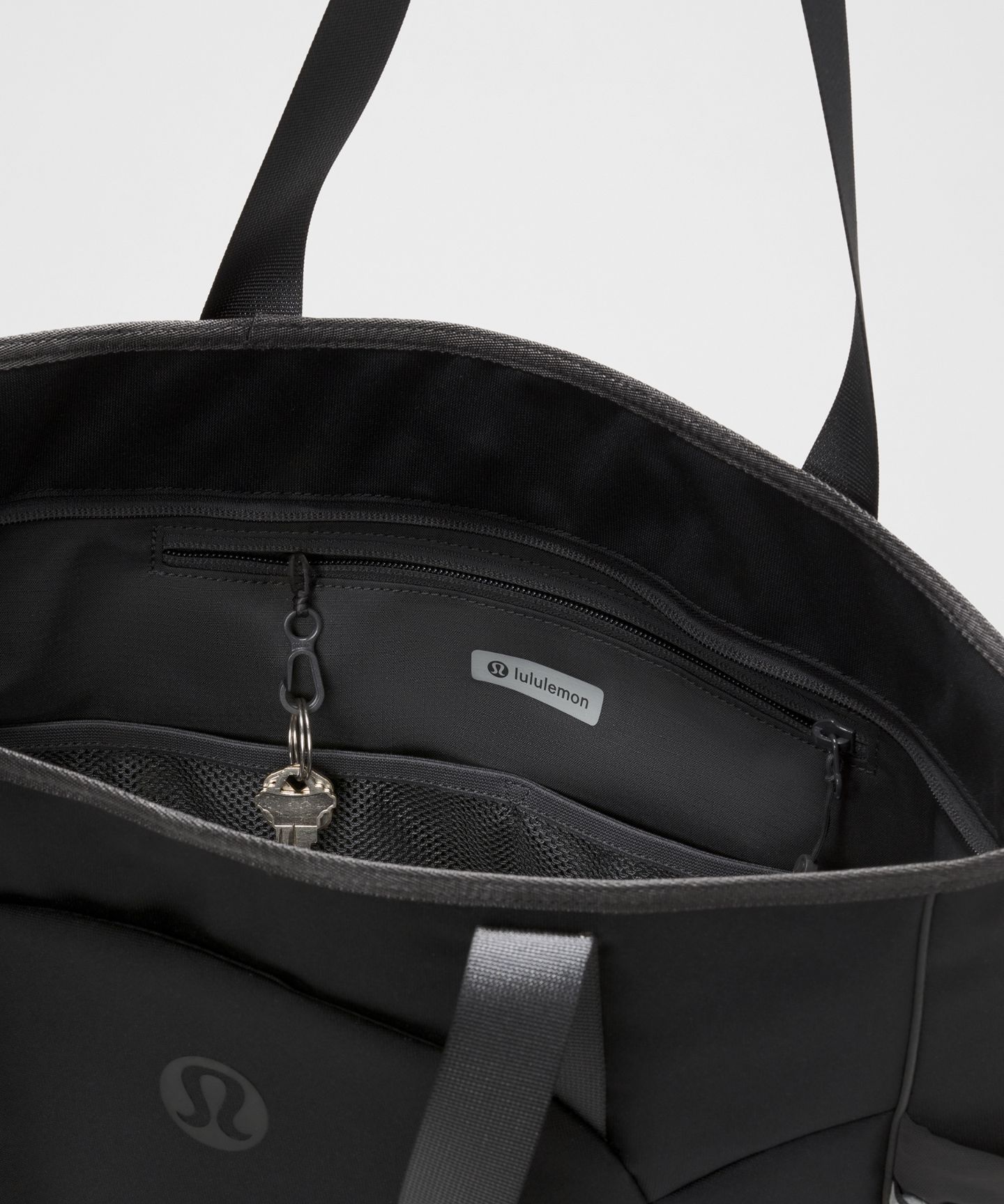 Сумка-шопер Lululemon Scuba объёмом 19,5 л, цвет: Чёрный / Графитовый серый — фото 4