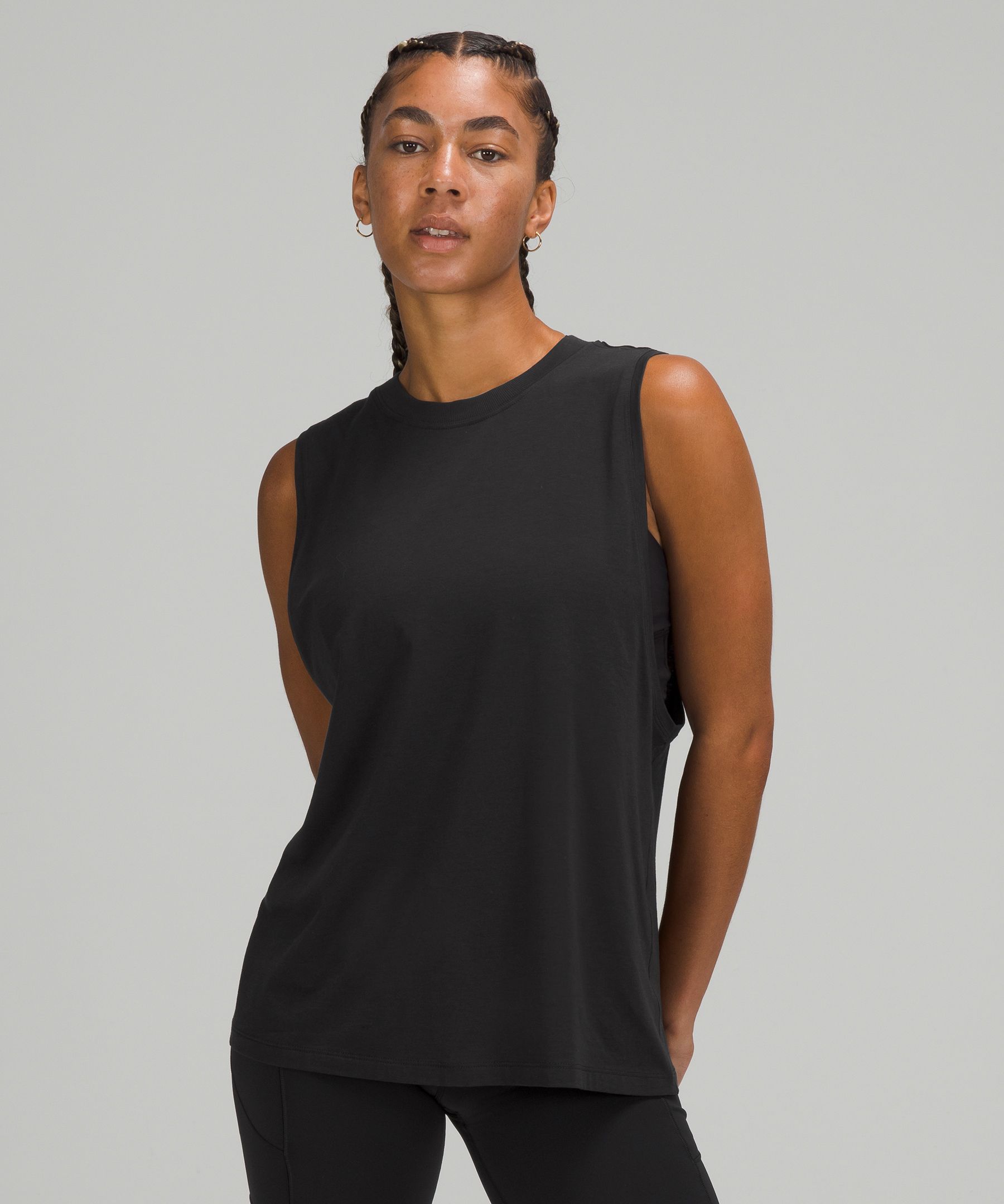 black lululemon tank