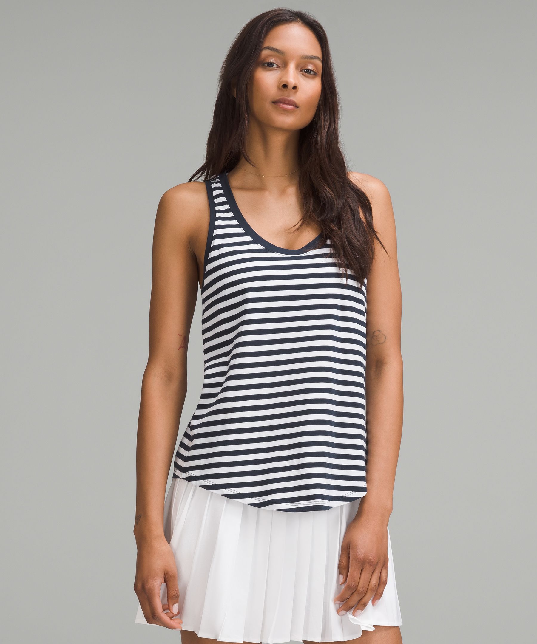 LULULEMON Women's Striped Navy Blue Deep V Athletic Tank w/Built-in Bra.  Size 6