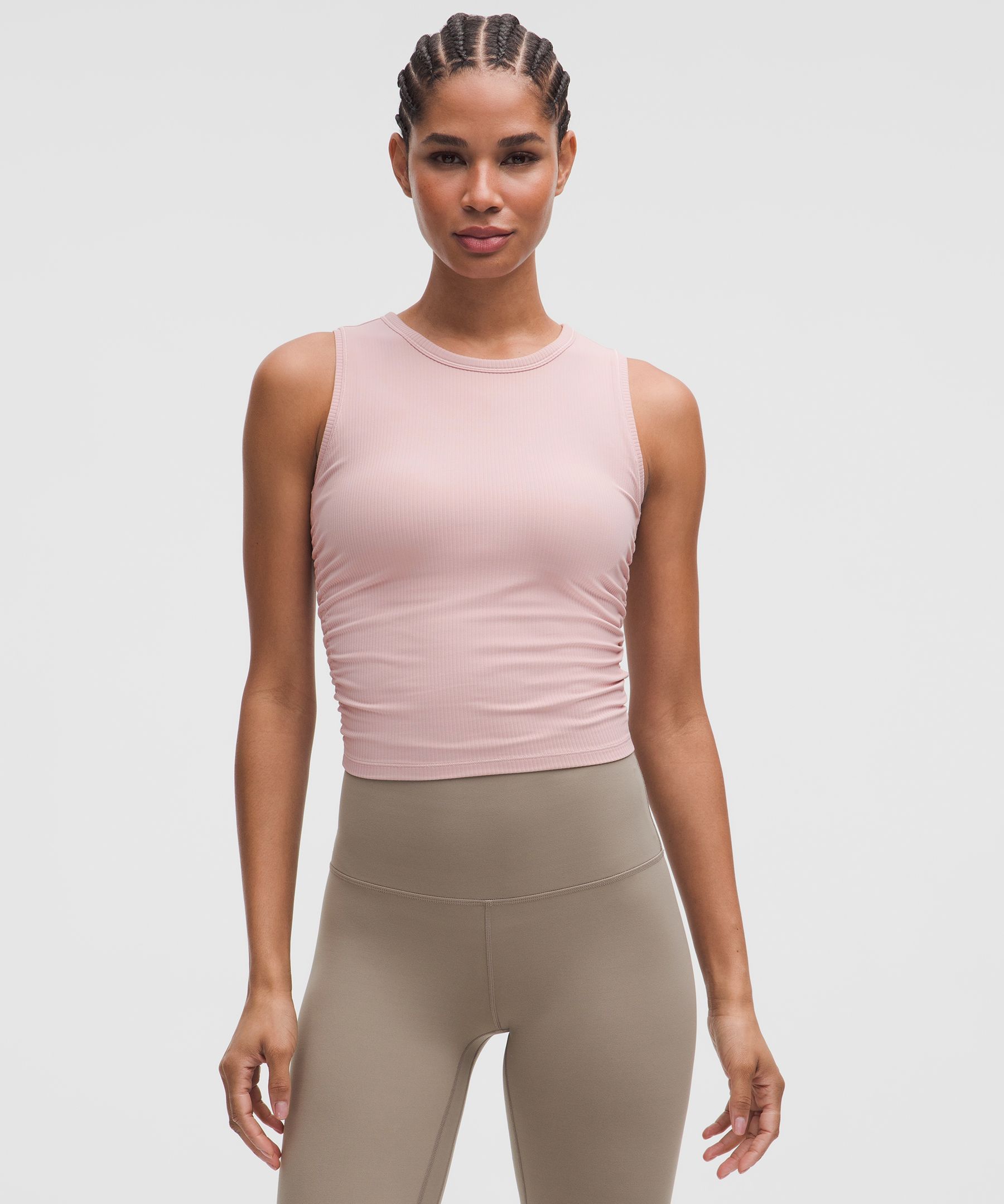 3点まとめ ルルレモン ピンクのタンク、白いクロスバックタンク、薄紫