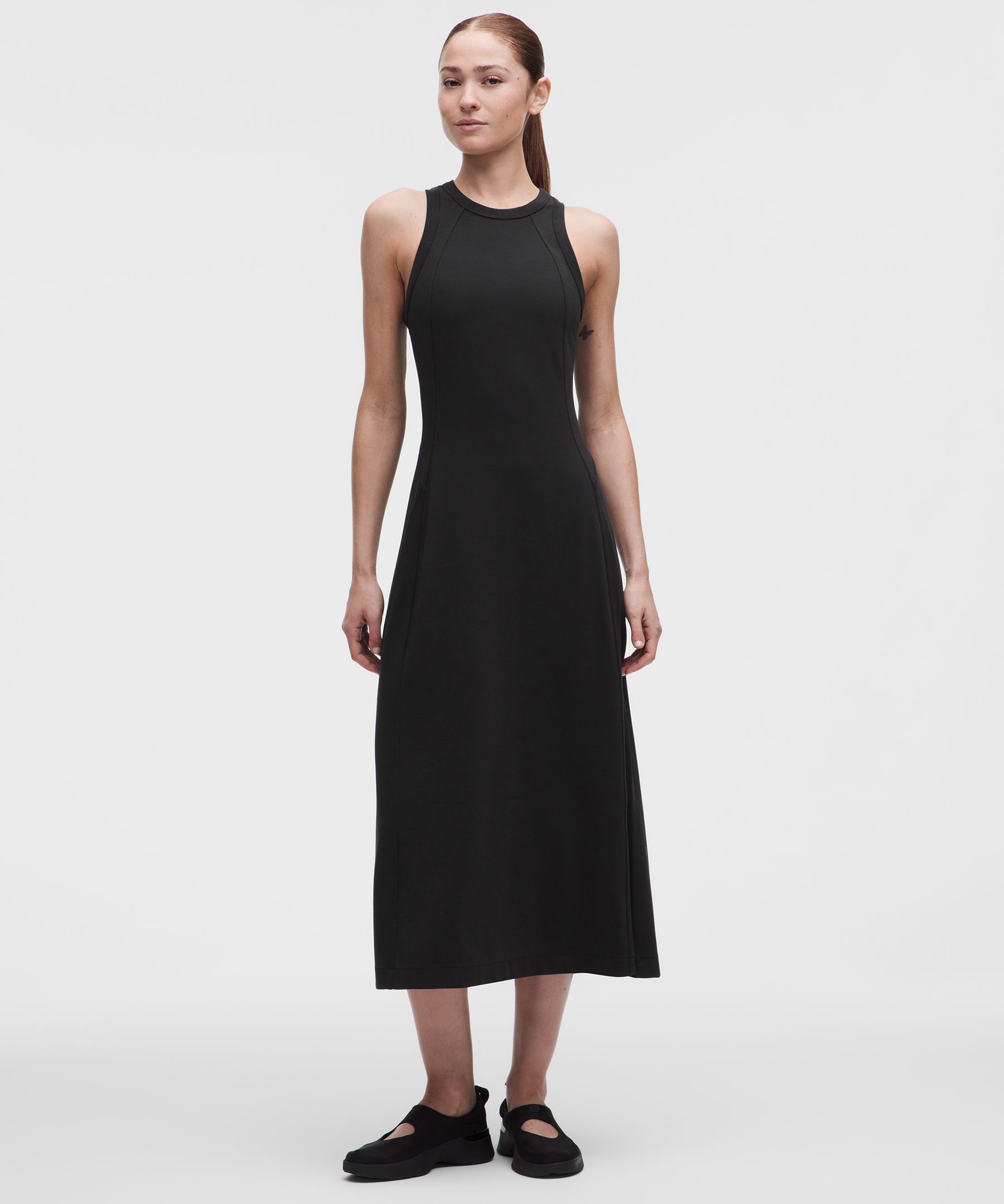 Robe mi-longue ajustée évasée côtelée technique