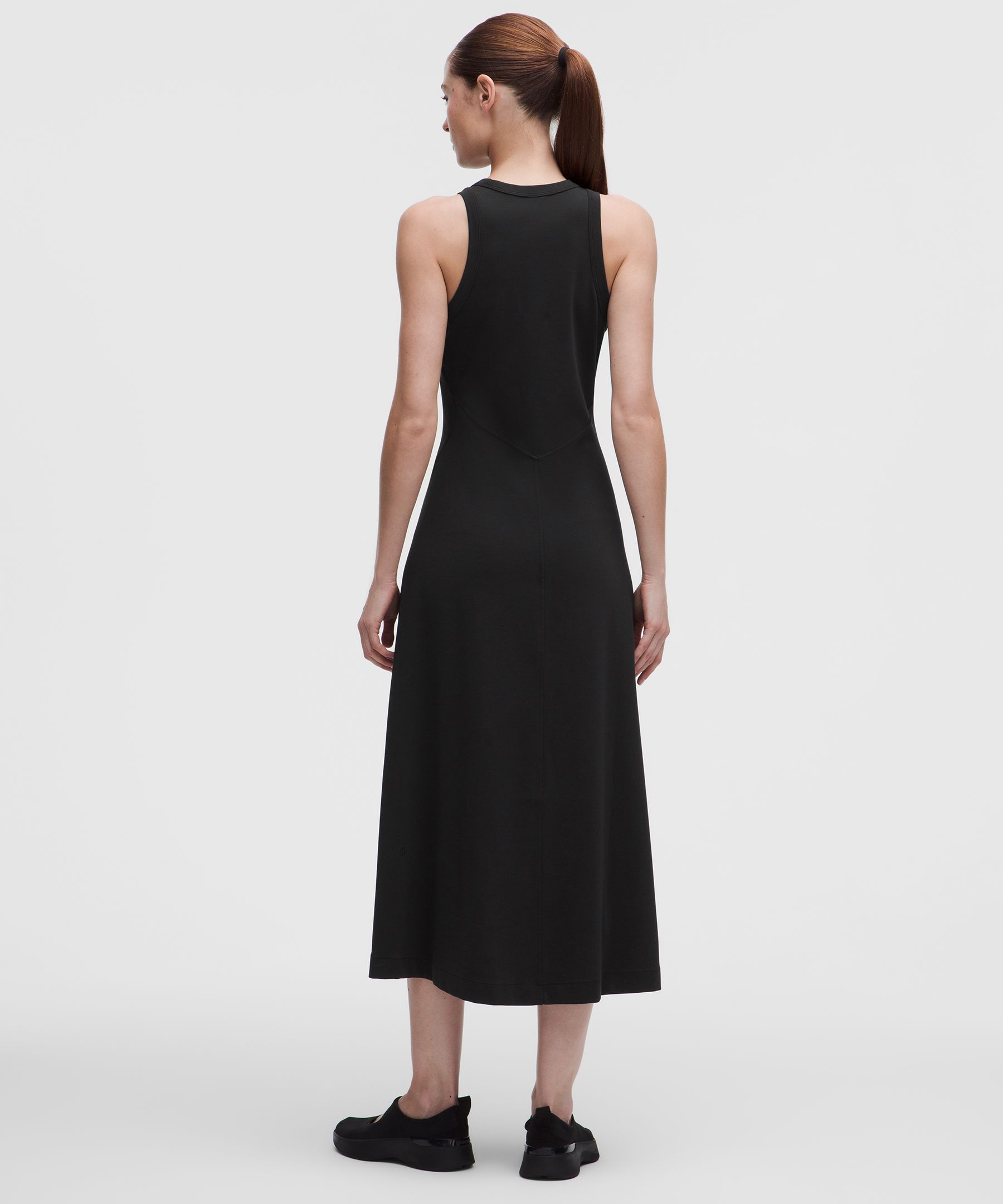 Robe mi-longue ajustée évasée côtelée technique