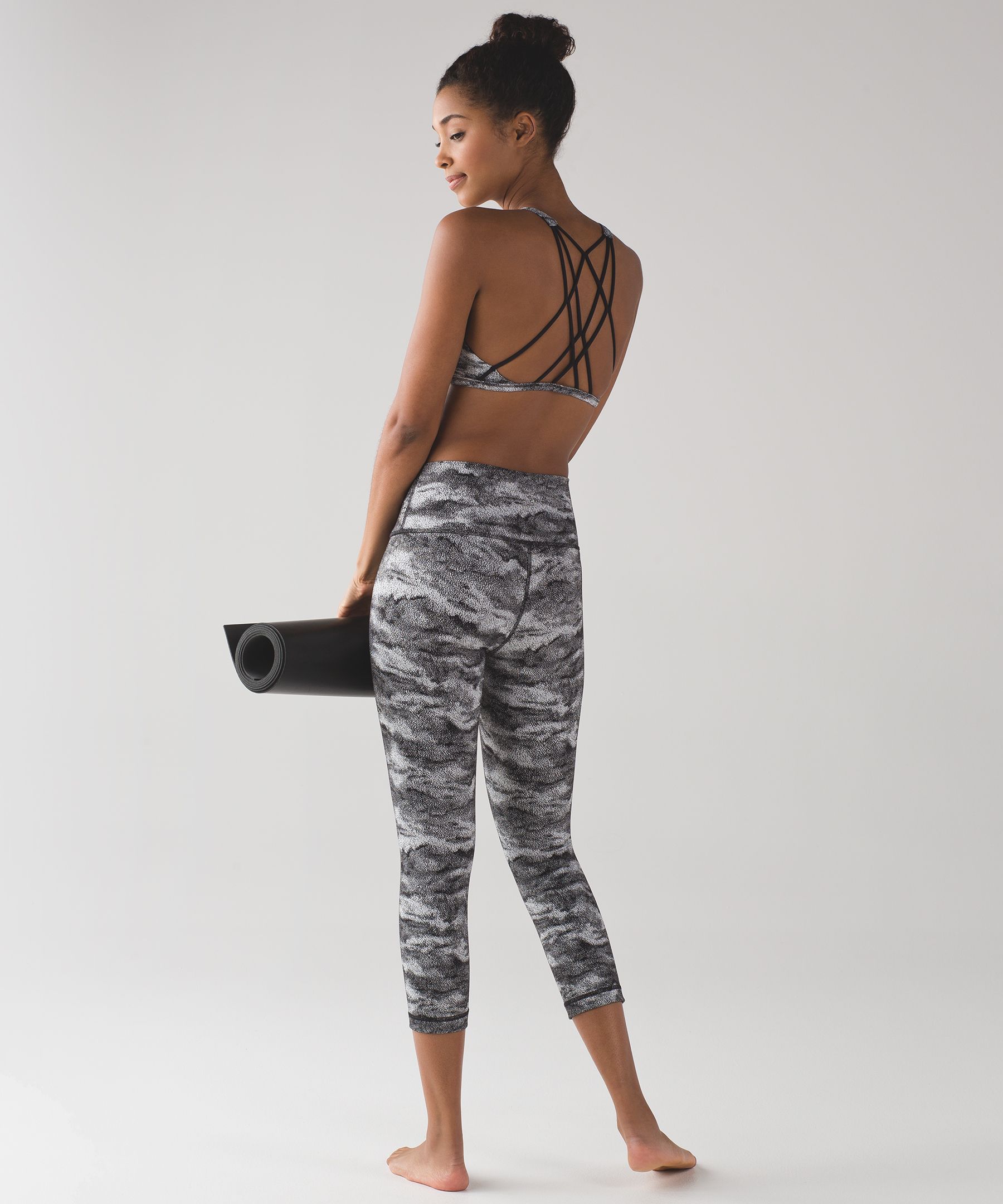 Lululemon Free to Be Zen Bra DSAC - Size 6 : : Clothing, Shoes  & Accessories