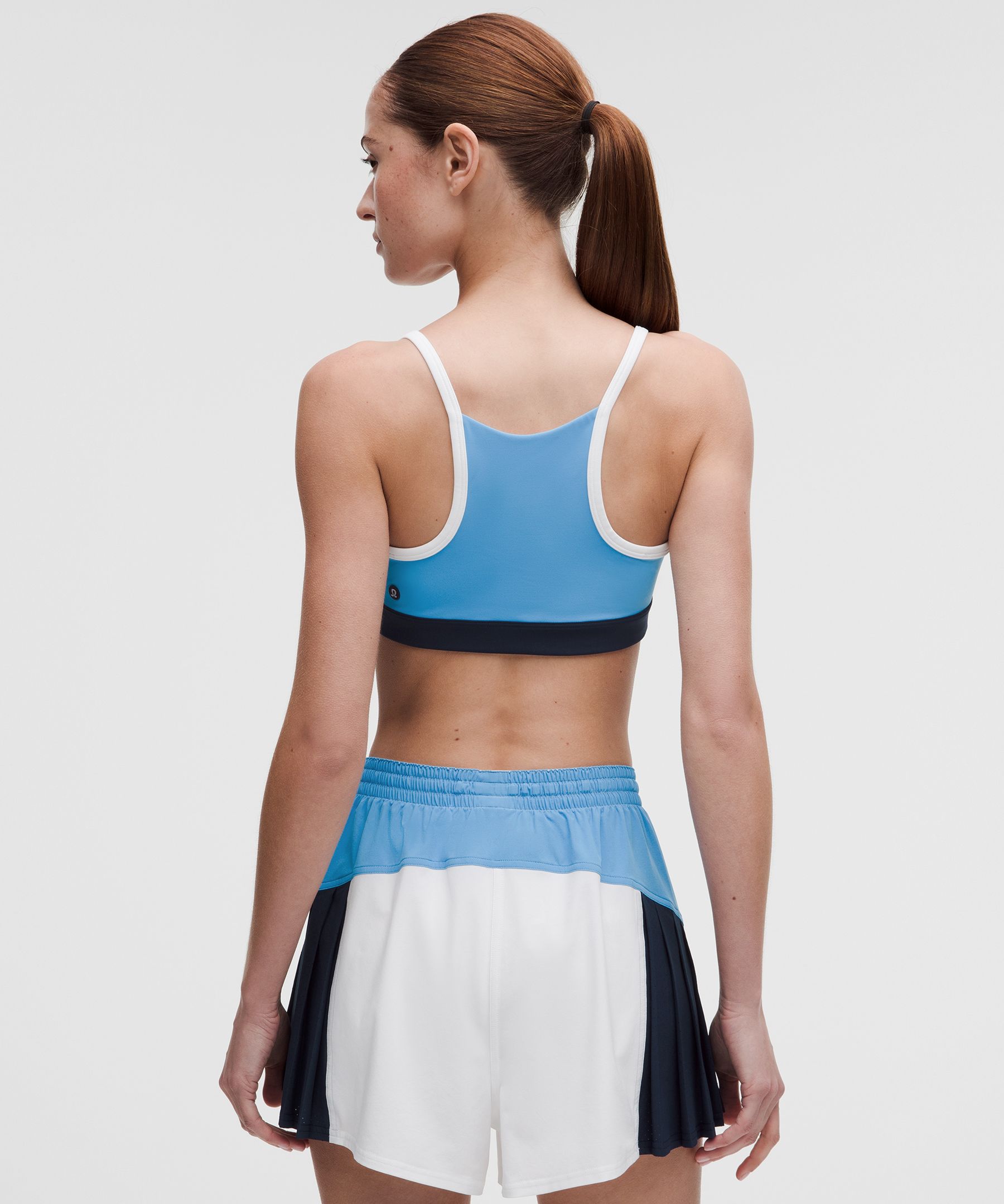 Bra para tenis con escote redondeado y espalda deportiva *Soporte medio, copas B/C