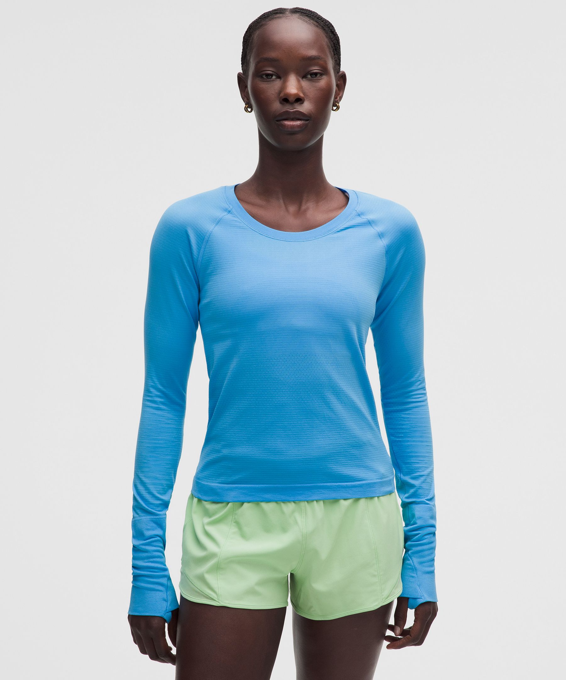 Playera Swiftly Tech 2.0 de manga larga *largo a la cintura