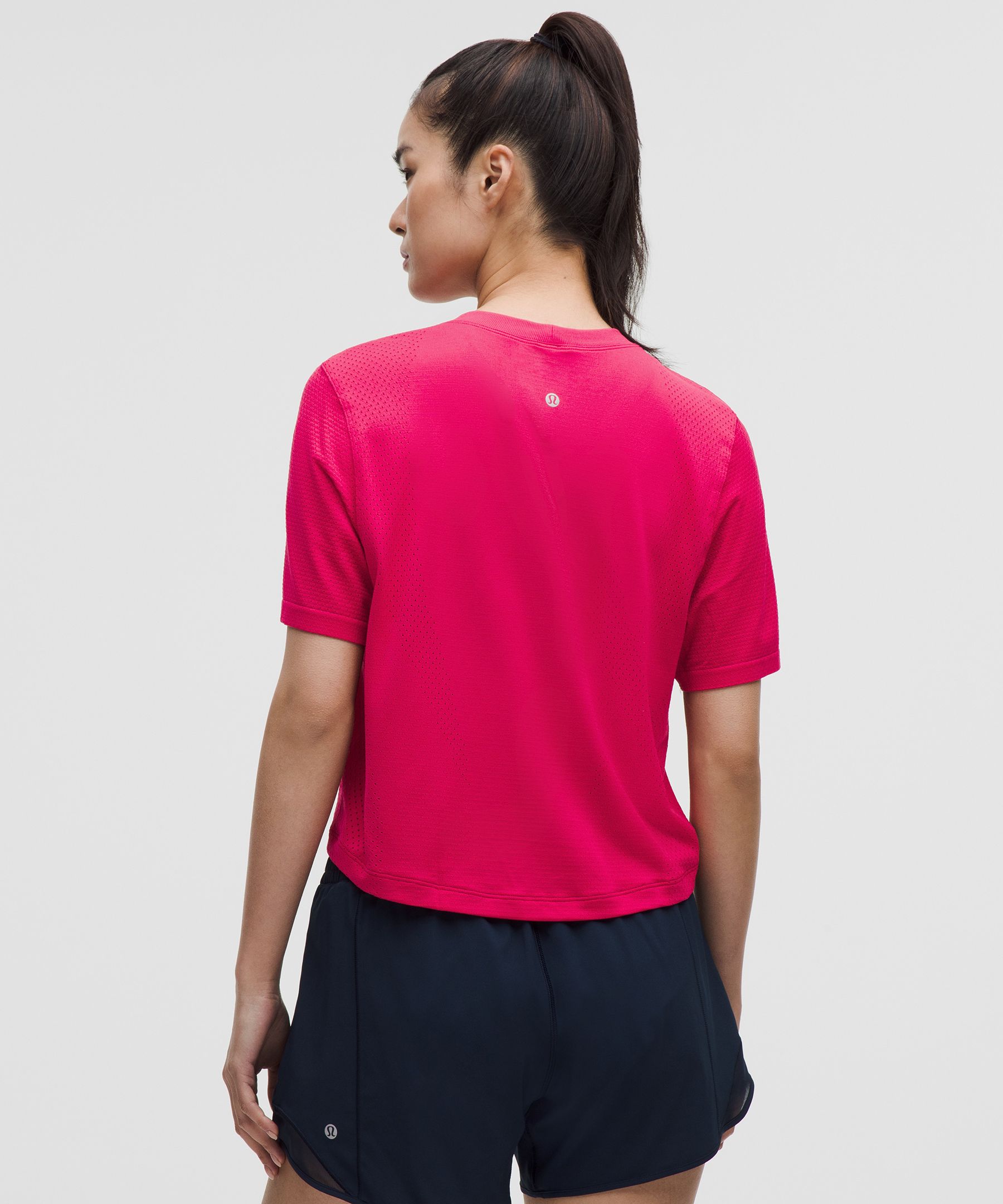 【lululemon】快適メッシュ Swiftly High-Low クロップ Tシャツ lululemon】快適メッシュ Swiftly High-Low クロップ Tシャツ