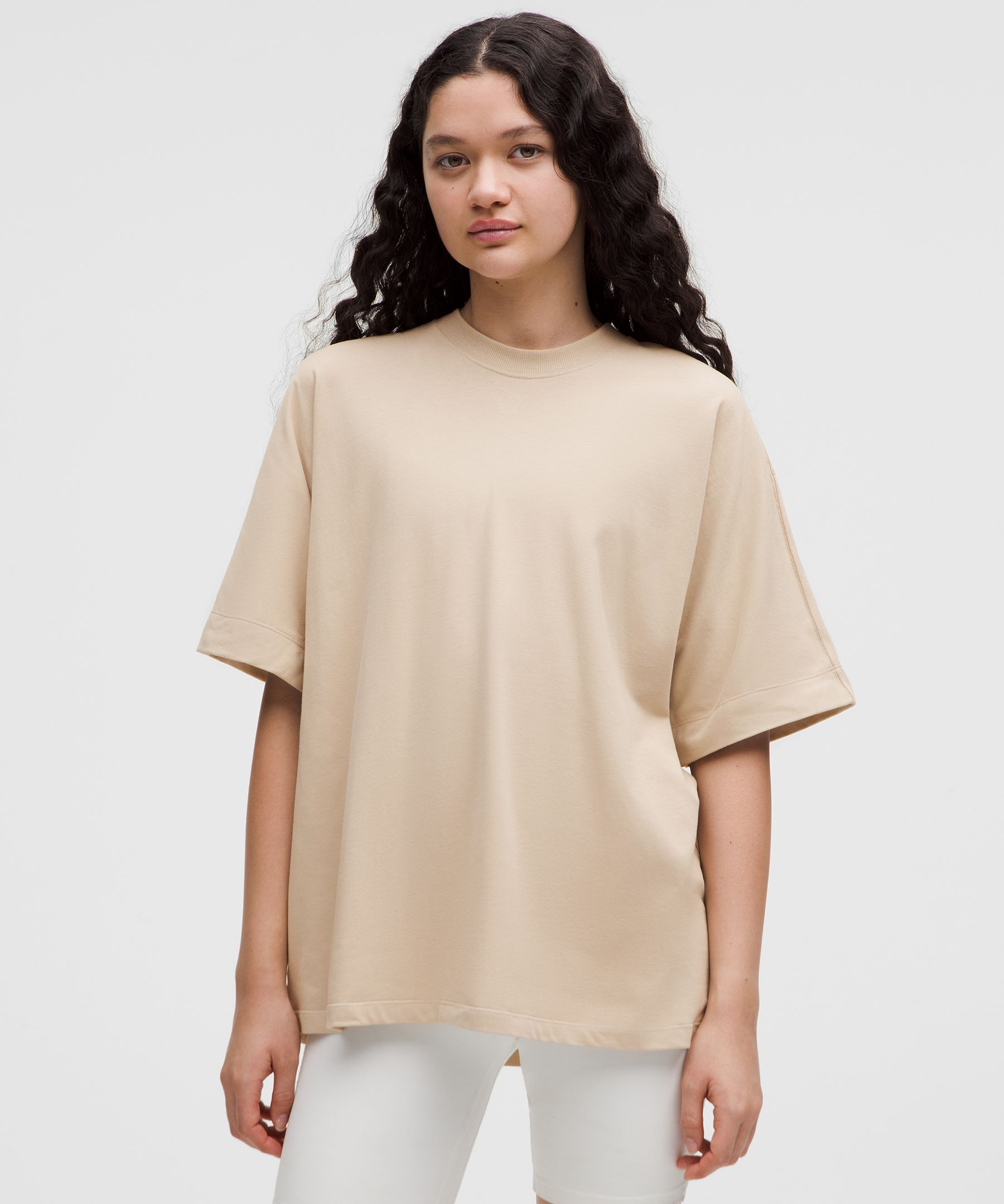 Not too thin, not too thick, and with a perfectly oversized fit-this soft tee is the essential cotto