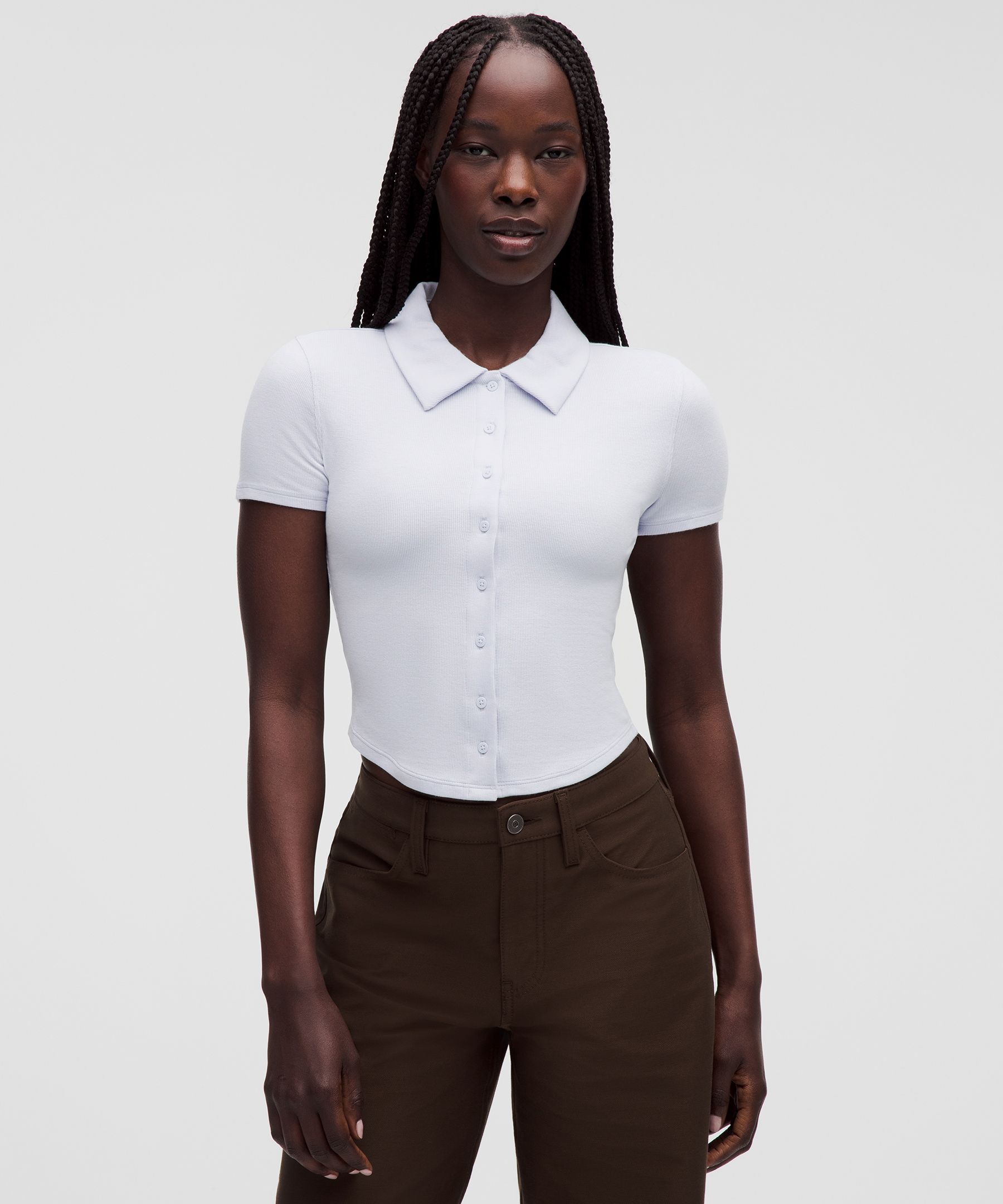 Camisa de manga corta con cuello y botones