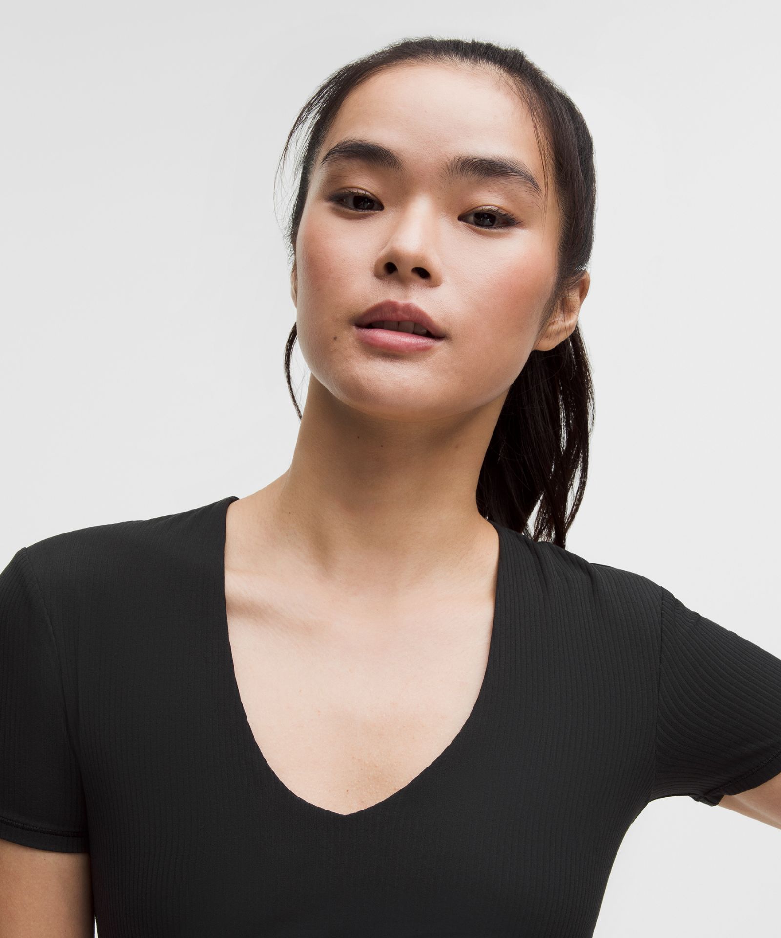 Женская футболка Lululemon All It Takes Ribbed Nulu V-Neck — фото 4