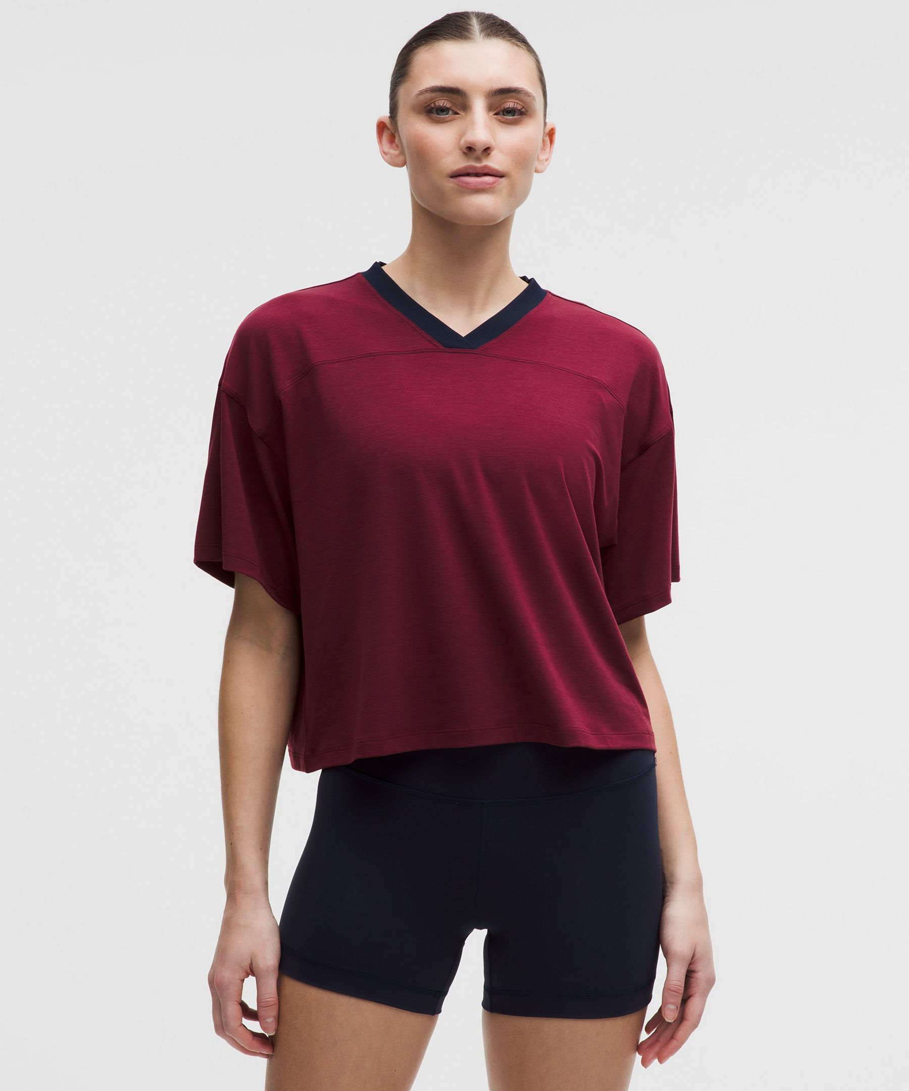 lululemon – Women’s Jersey Training V-Neck T-Shirt – Color Burgundy/Navy Burgundy/Red – Size XS