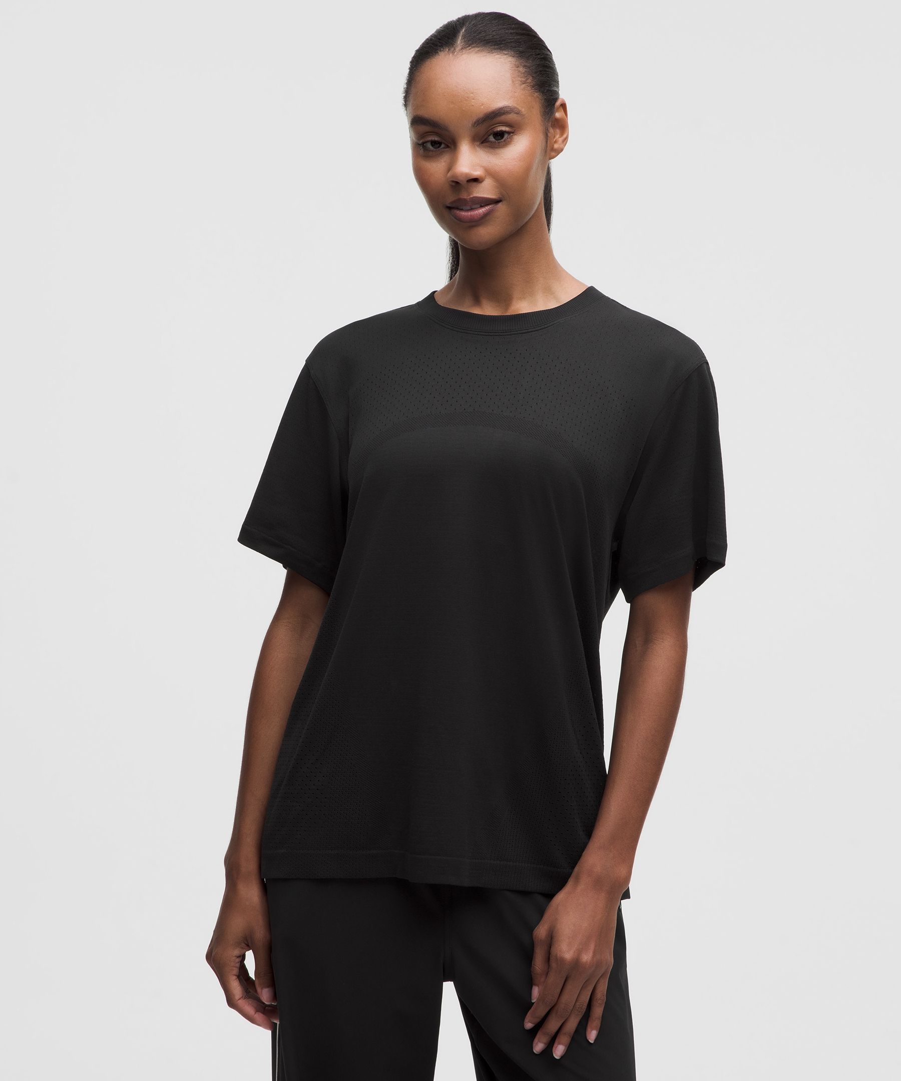 Playera Swiftly Relaxed de manga corta a la cadera *Logo
