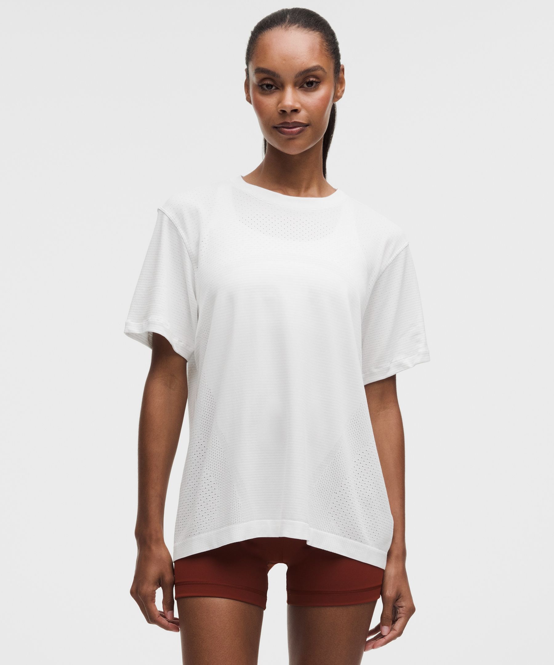lululemon – Women’s Swiftly Relaxed Short-Sleeve Shirt Hip Length Logo – Color White – Size 6