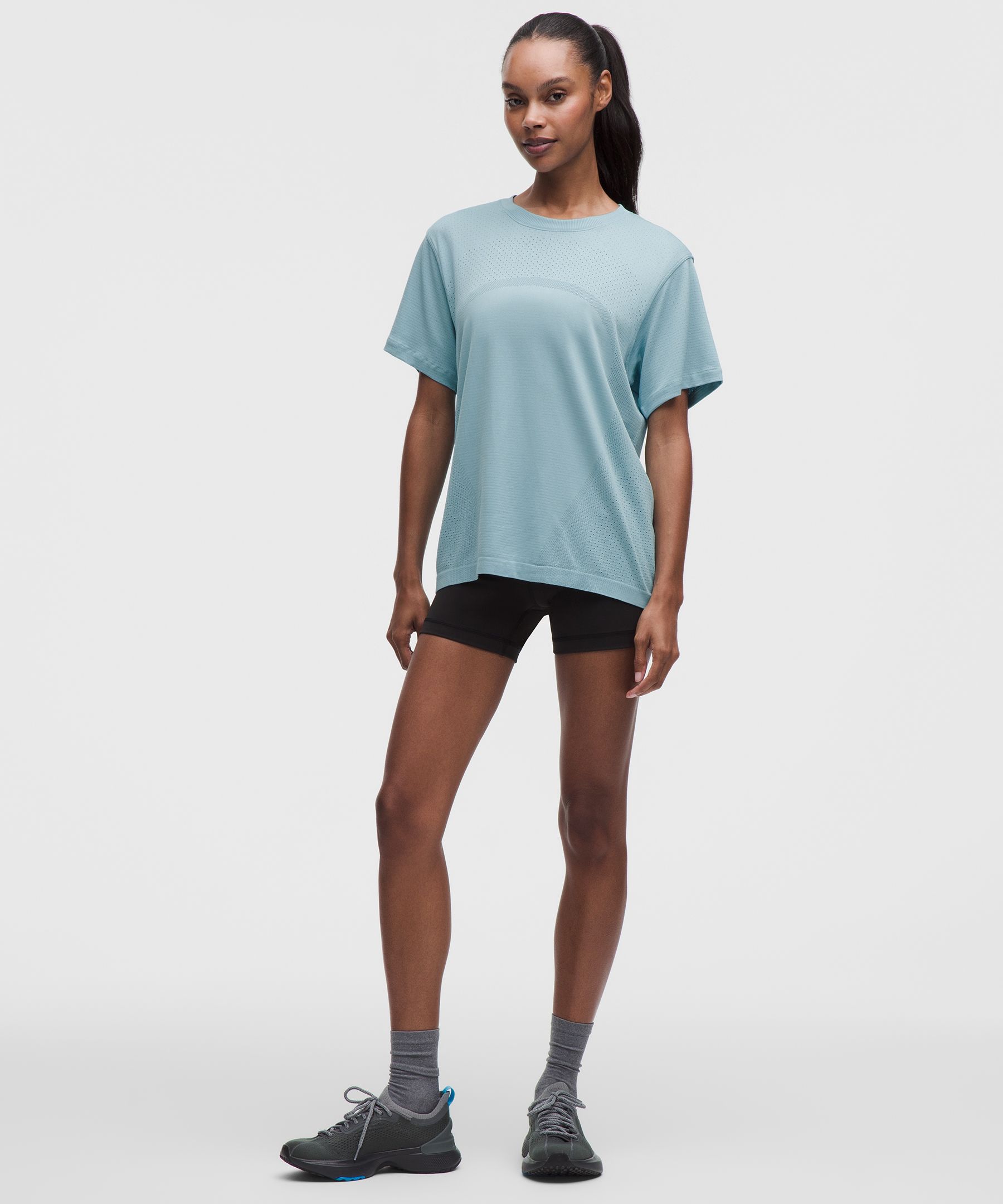 Playera Swiftly Relaxed de manga corta a la cadera *Logo