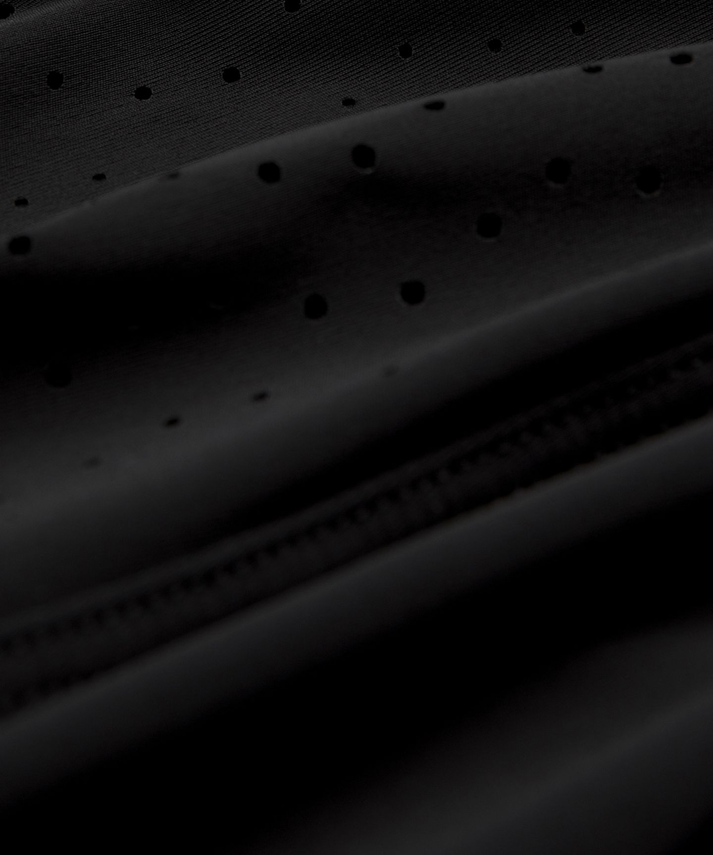 Женская рубашка Lululemon Sleek Perforated Running Short-Sleeve Shirt, цвет: Чёрный — фото 7