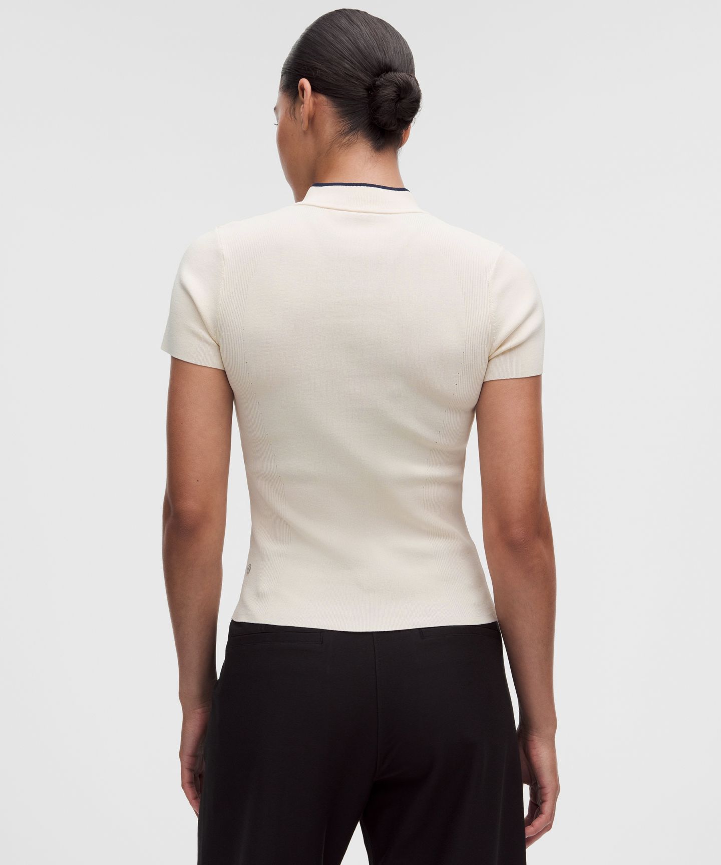 Женская рубашка Lululemon Knit Golf Mockneck Short-Sleeve Shirt, цвет: Светлая слоновая кость / Тёмно-синий — фото 3