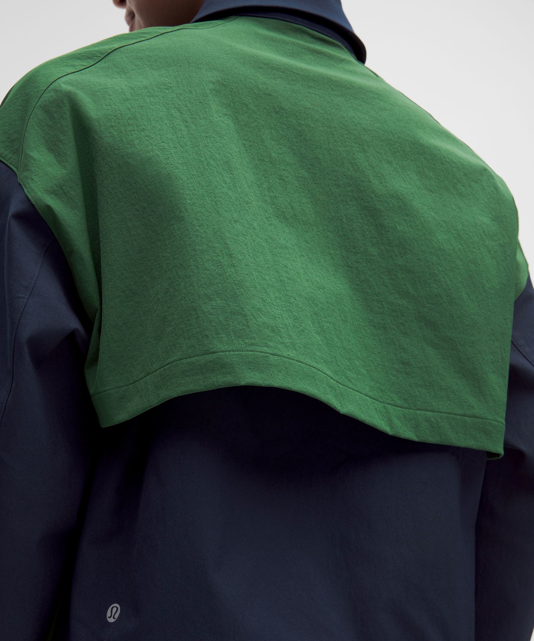 Chaqueta con paneles y cuello para golf