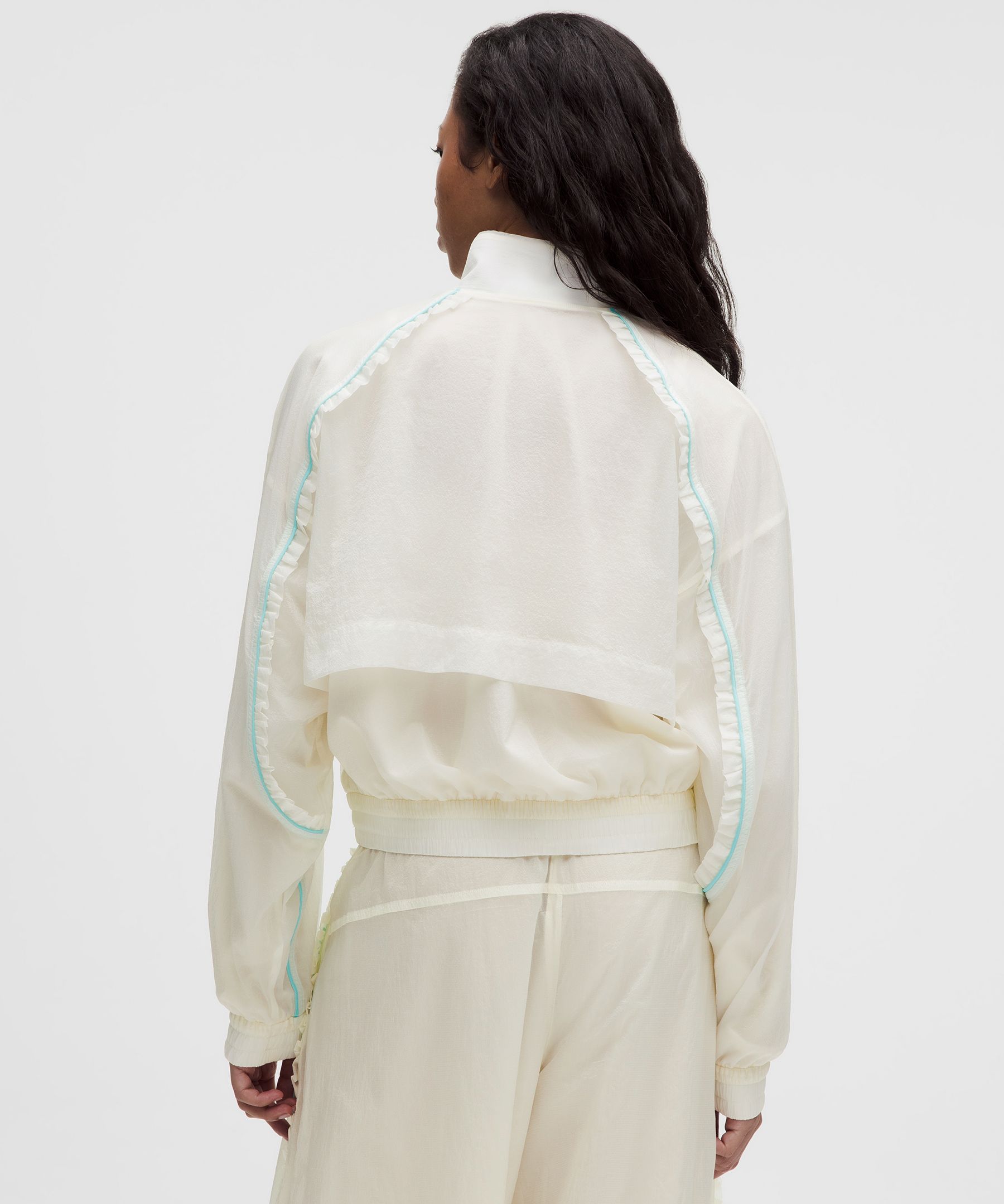 Chaqueta GANNI x lululemon con textura y volantes