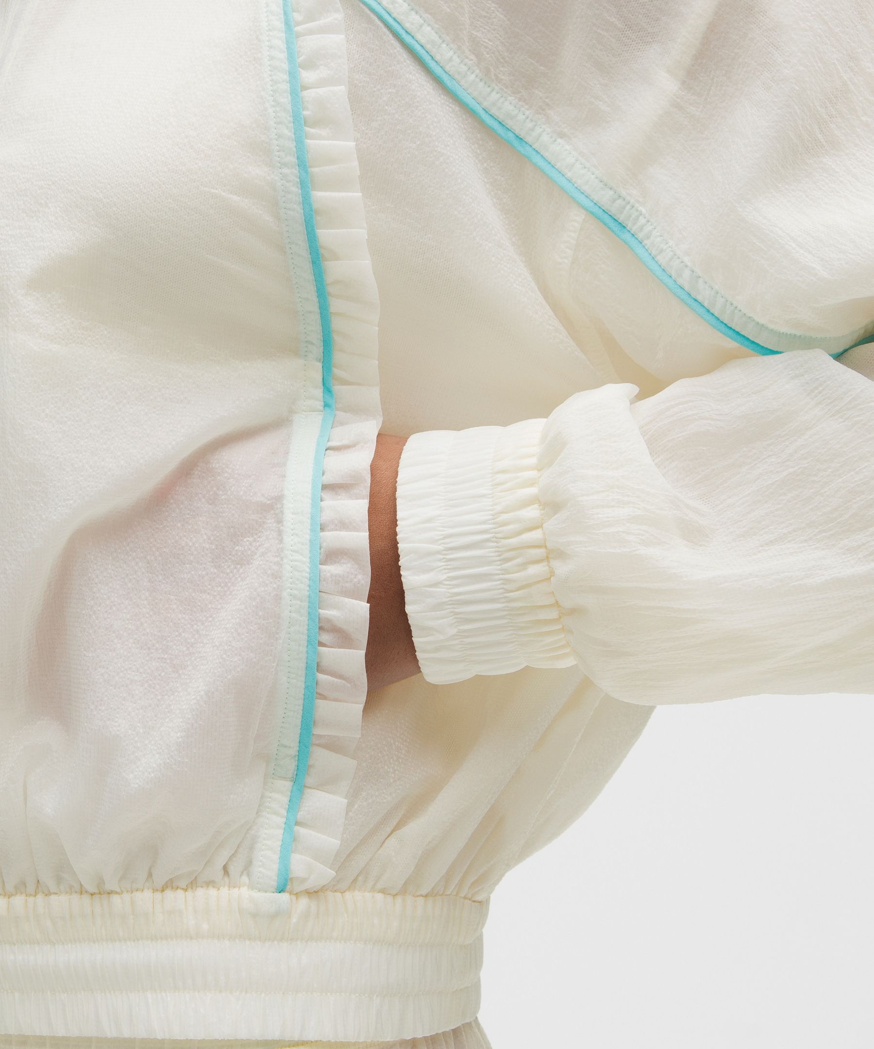 Chaqueta GANNI x lululemon con textura y volantes