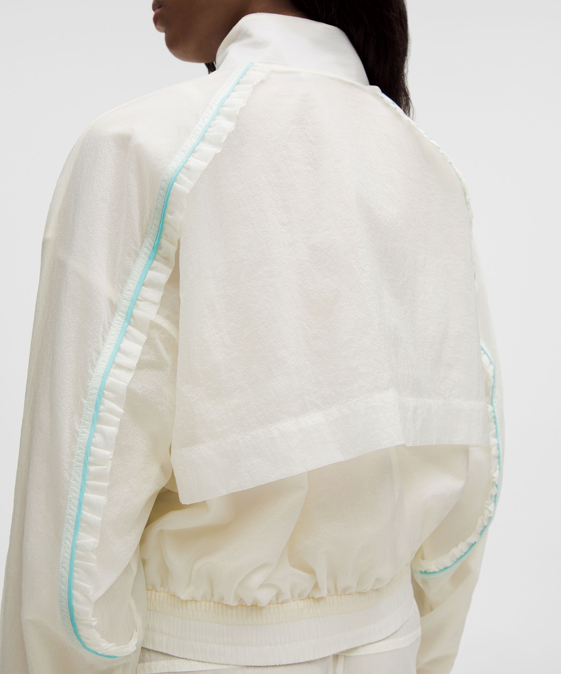 Chaqueta GANNI x lululemon con textura y volantes