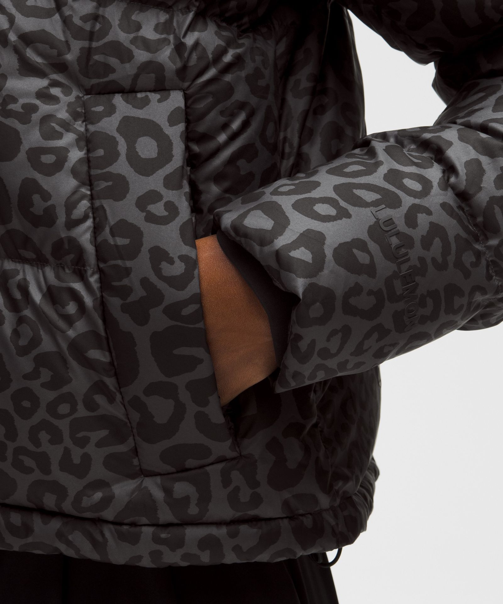 Женская укороченная пуховая куртка Lululemon Wunder Puff с принтом — фото 5