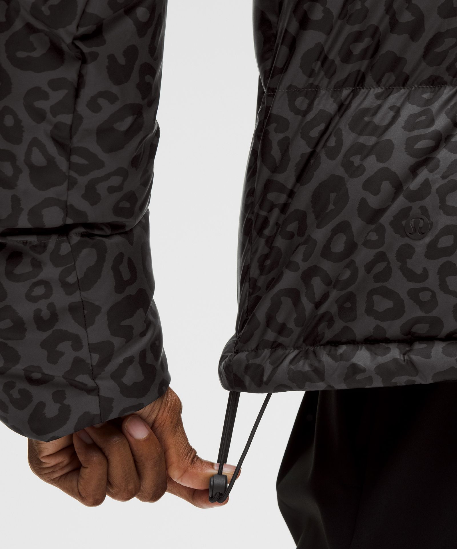 Женская укороченная пуховая куртка Lululemon Wunder Puff с принтом — фото 8