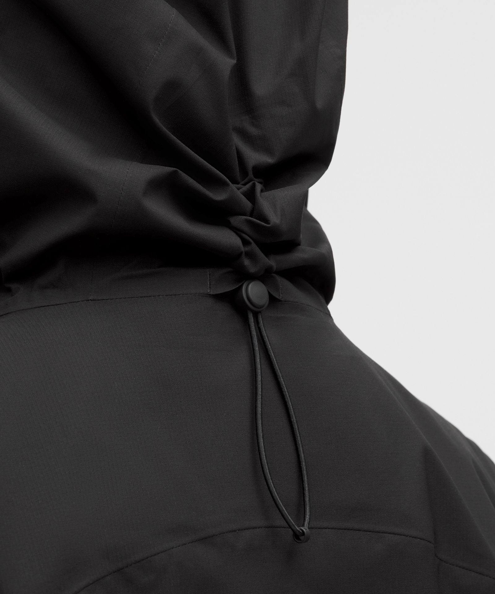 Женский лёгкий дождевик Lululemon с утяжкой на талии — фото 9