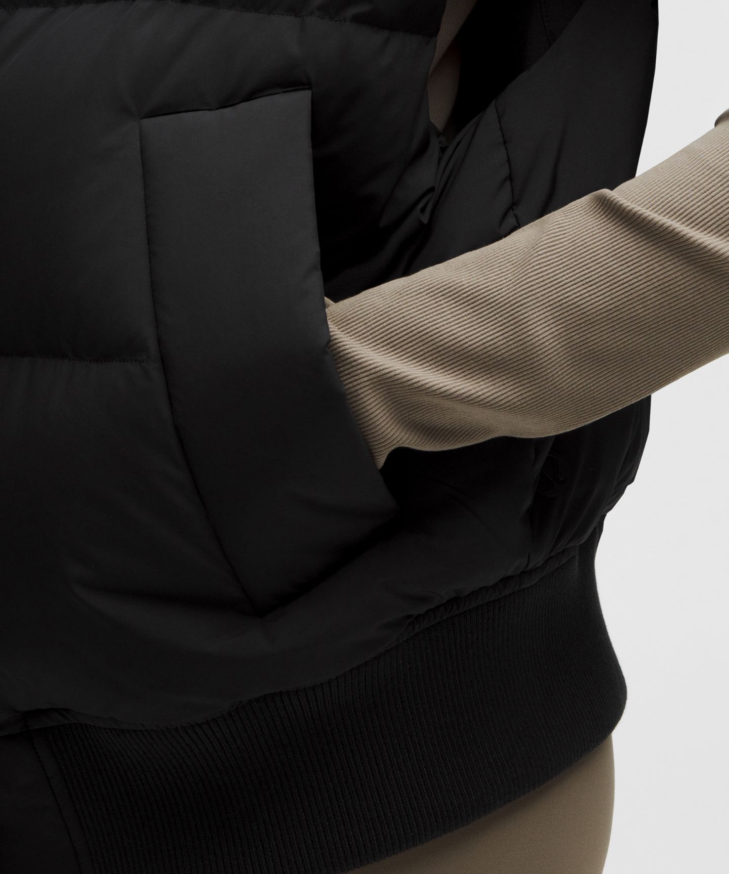 Женский жилет Lululemon Wunder Puff Bomber Vest, цвет: Чёрный — фото 5