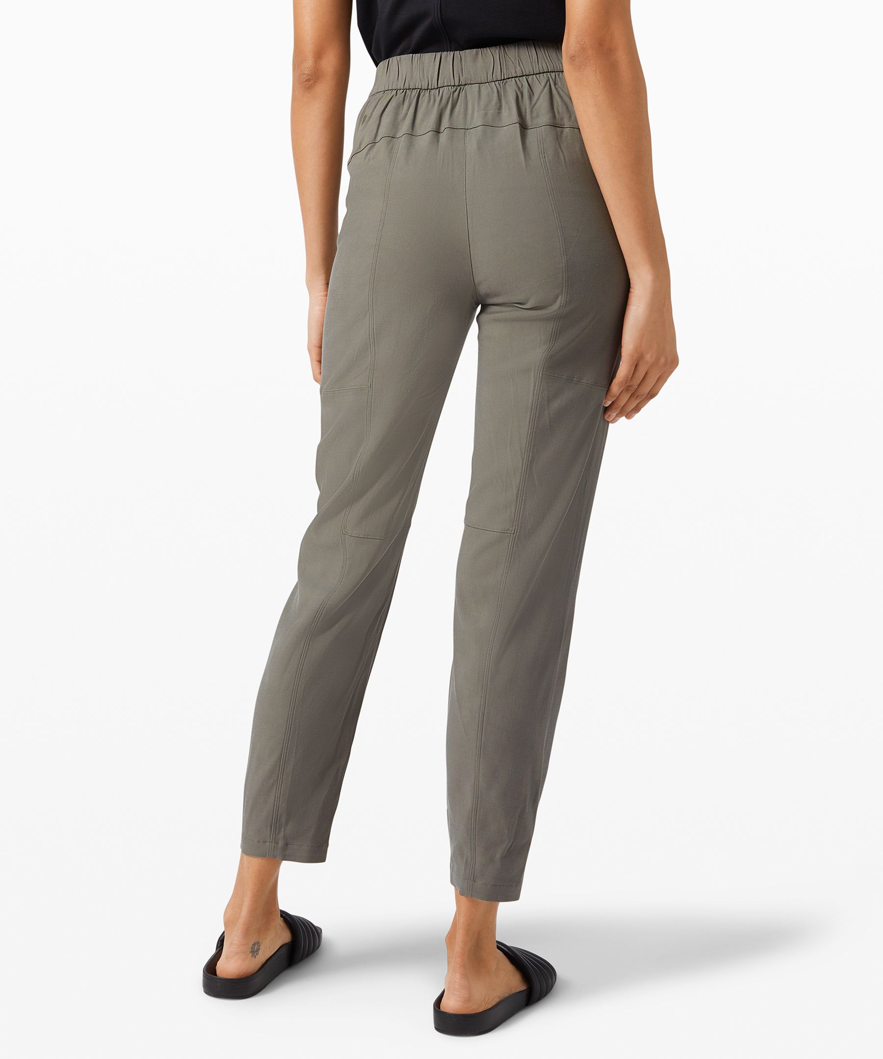 Staying neutral in athleisure: Dynamic Days Pant in Saddle Brown