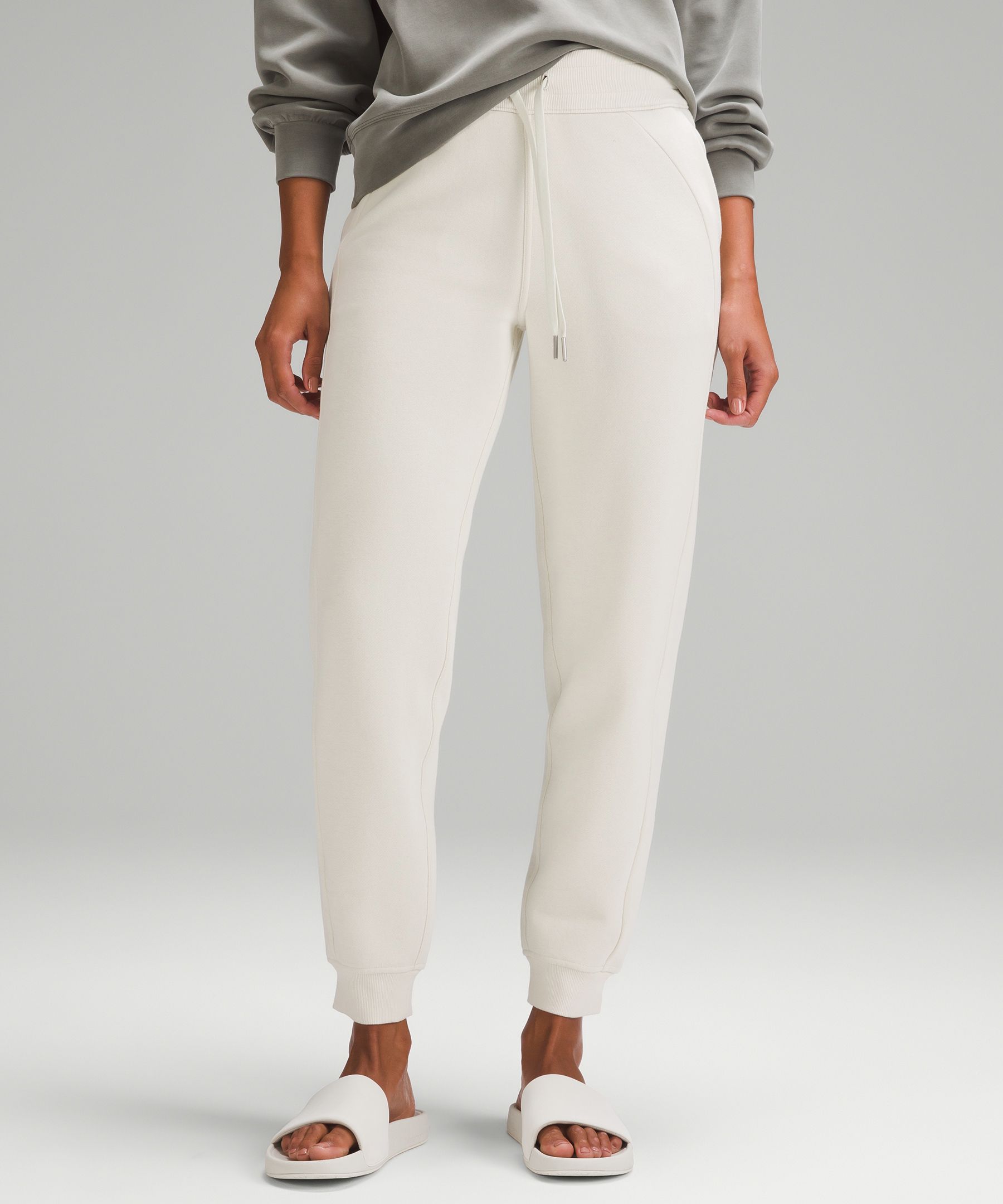 so smitten with the stretch hi-rise joggers 😍 trench is such a nice  neutral! snagged these off WMTM, still a full run of sizes left. : r/ lululemon