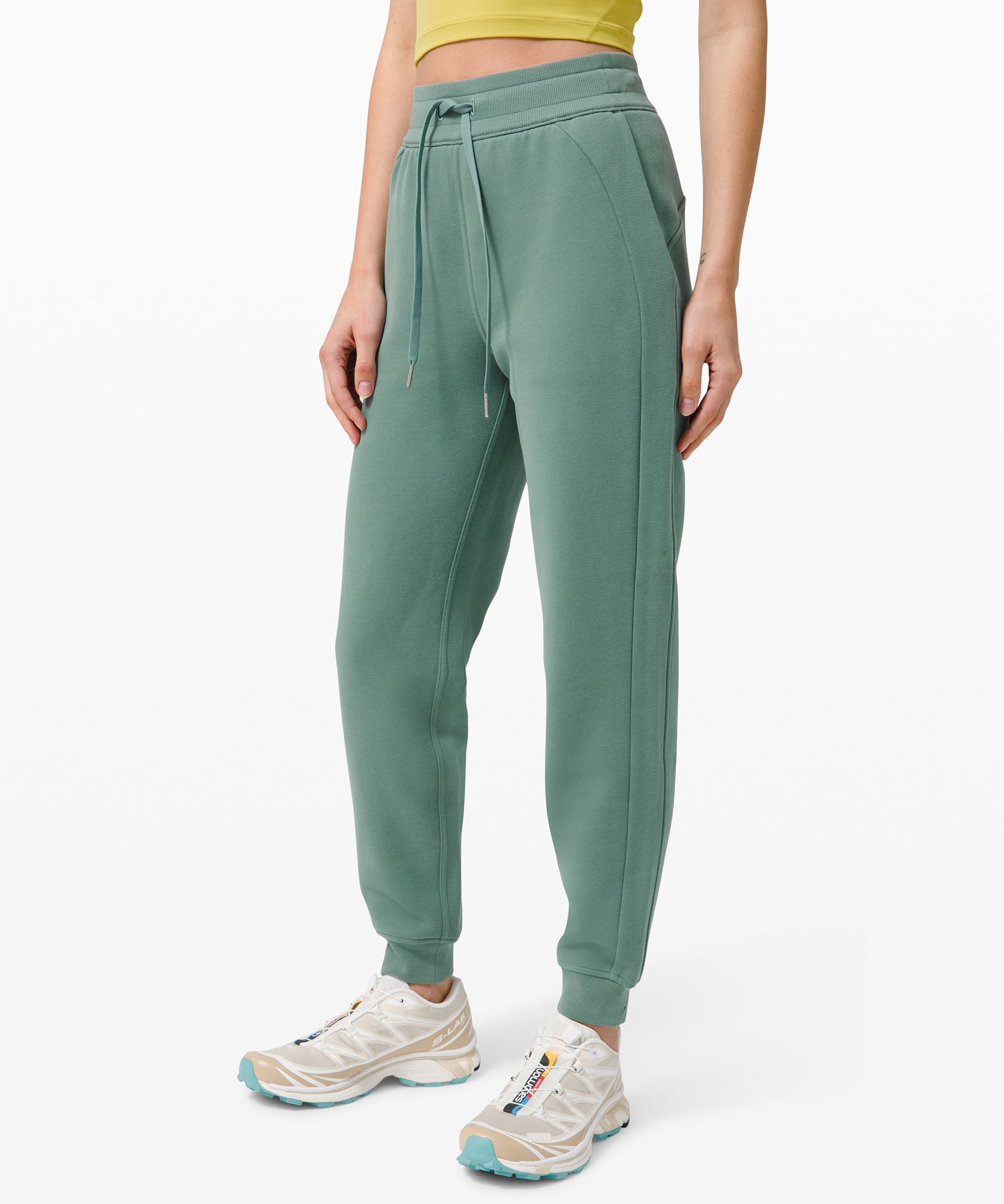 so smitten with the stretch hi-rise joggers 😍 trench is such a